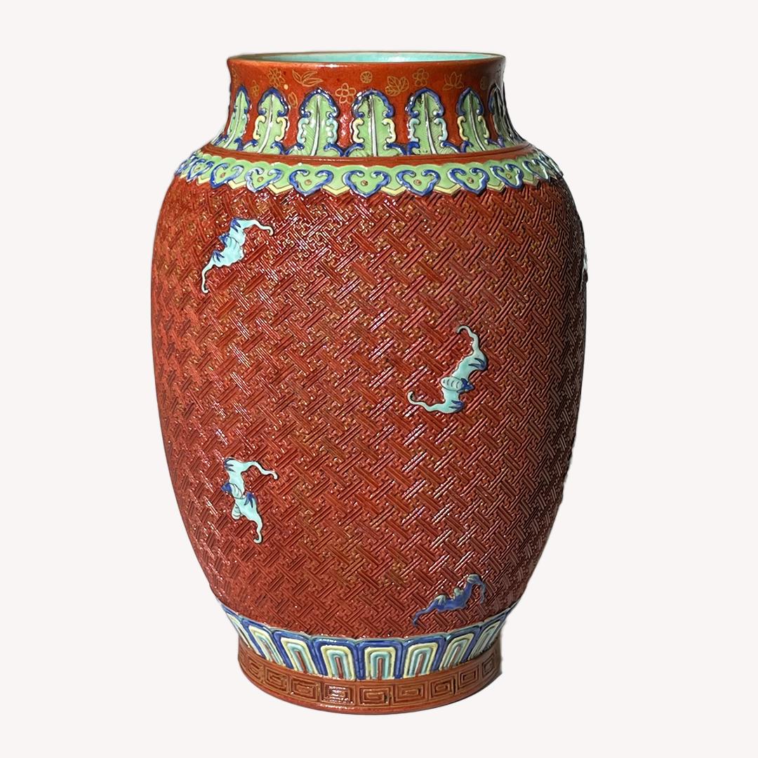 Very rare work is done with this vase, the crafts like lacquer brocade pattern are expressed in pottery. A bat motif that is an auspicious pattern that means 