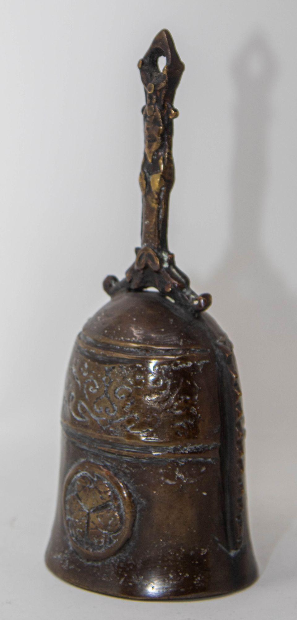 A Asian Chinese antique cast bronze handbell Buddhist Meditation Prayer Ghanta Bell.
Probably from the late Qing dynasty to the end of the Qing dynasty.
Although it is a casting, the fine decoration is very beautiful.
The characters are designed to
