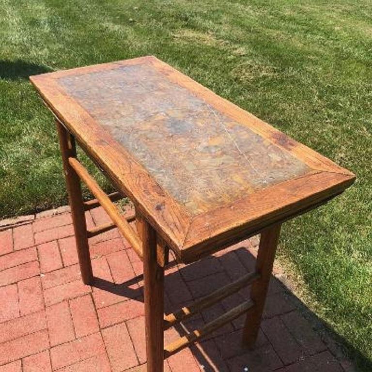 Pierre Table à vin chinoise ancienne en bois dur avec incrustation rare en vente