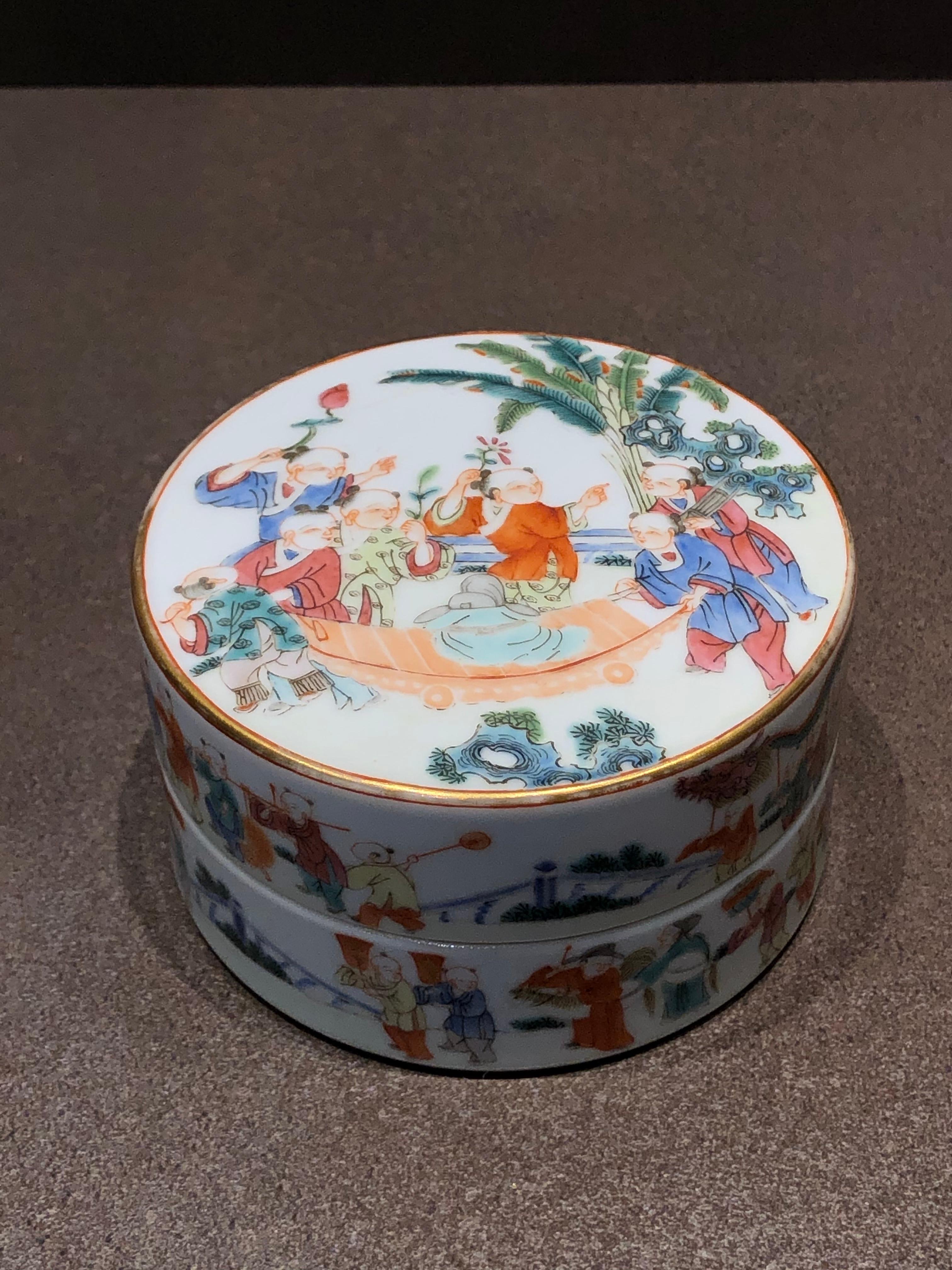 This round lidded container was made in the late Qing Dynasty.
It is thought to have been used as a container for incense or red ink at the time.

It is decorated with a lovely design of playing Chinese children using the technique of powder