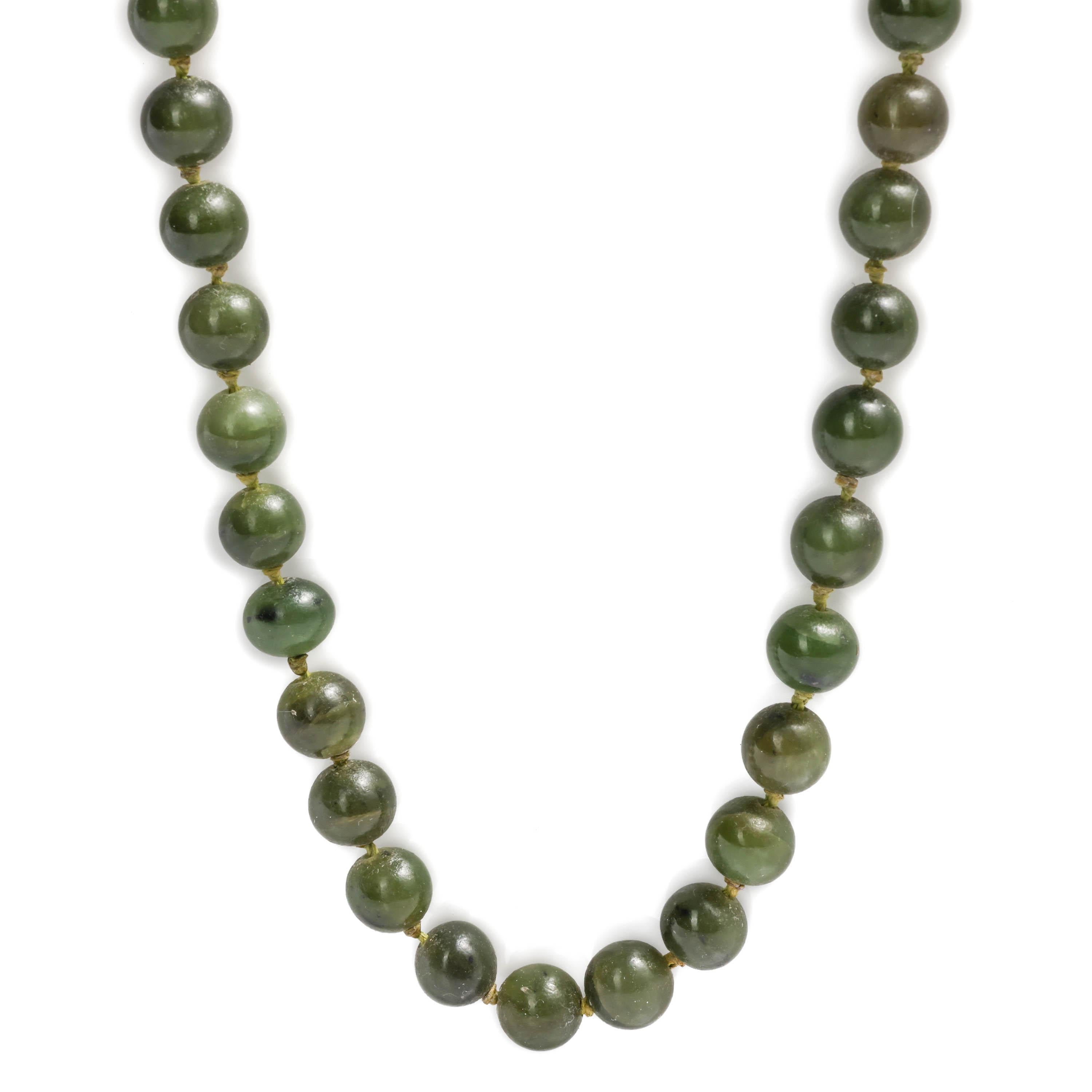 Diese Nephrit-Jade-Halskette in Opernlänge (33 Zoll) ist genau wie diejenige, die Ihre chinesische Urgroßmutter trug oder vielleicht noch trägt. Diejenigen von uns, die keine chinesische Urgroßmutter haben, müssen sich mit den Schätzen begnügen, die