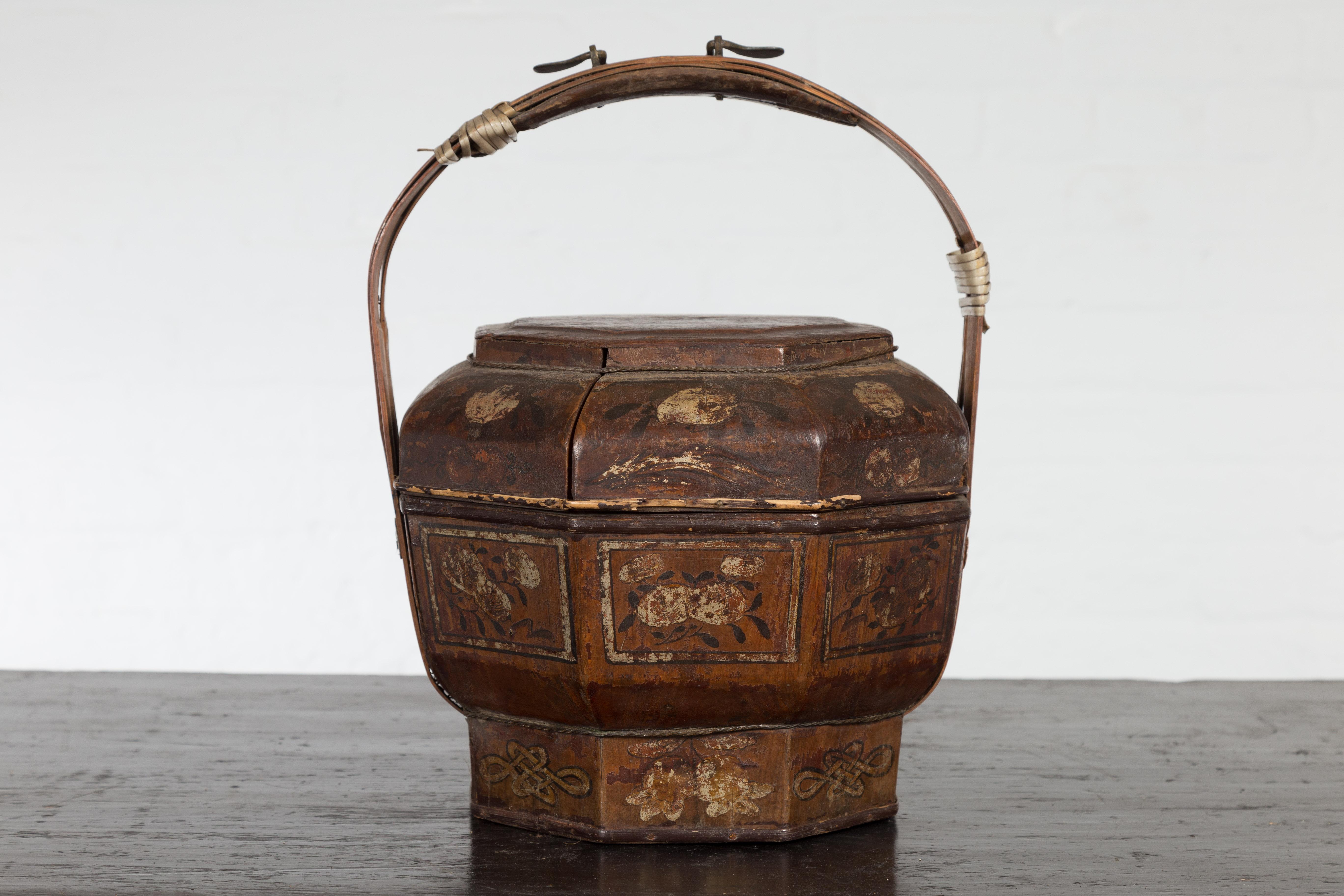 Panier de livraison de cadeaux laqué antique avec décor floral peint à la main en vente 8