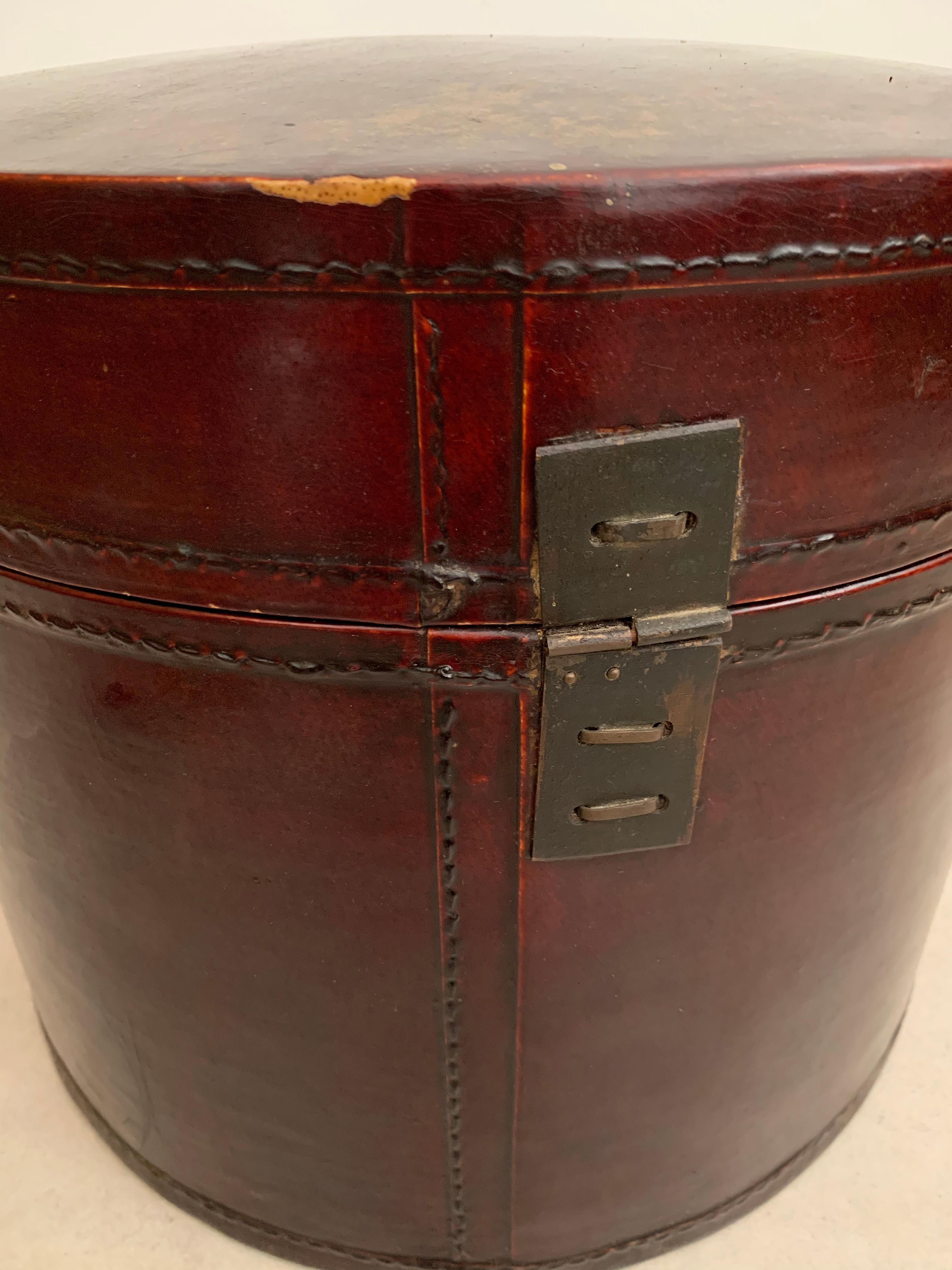 Chinese Antique Lacquered Hat Box, Qing Dynasty In Good Condition In Jimbaran, Bali