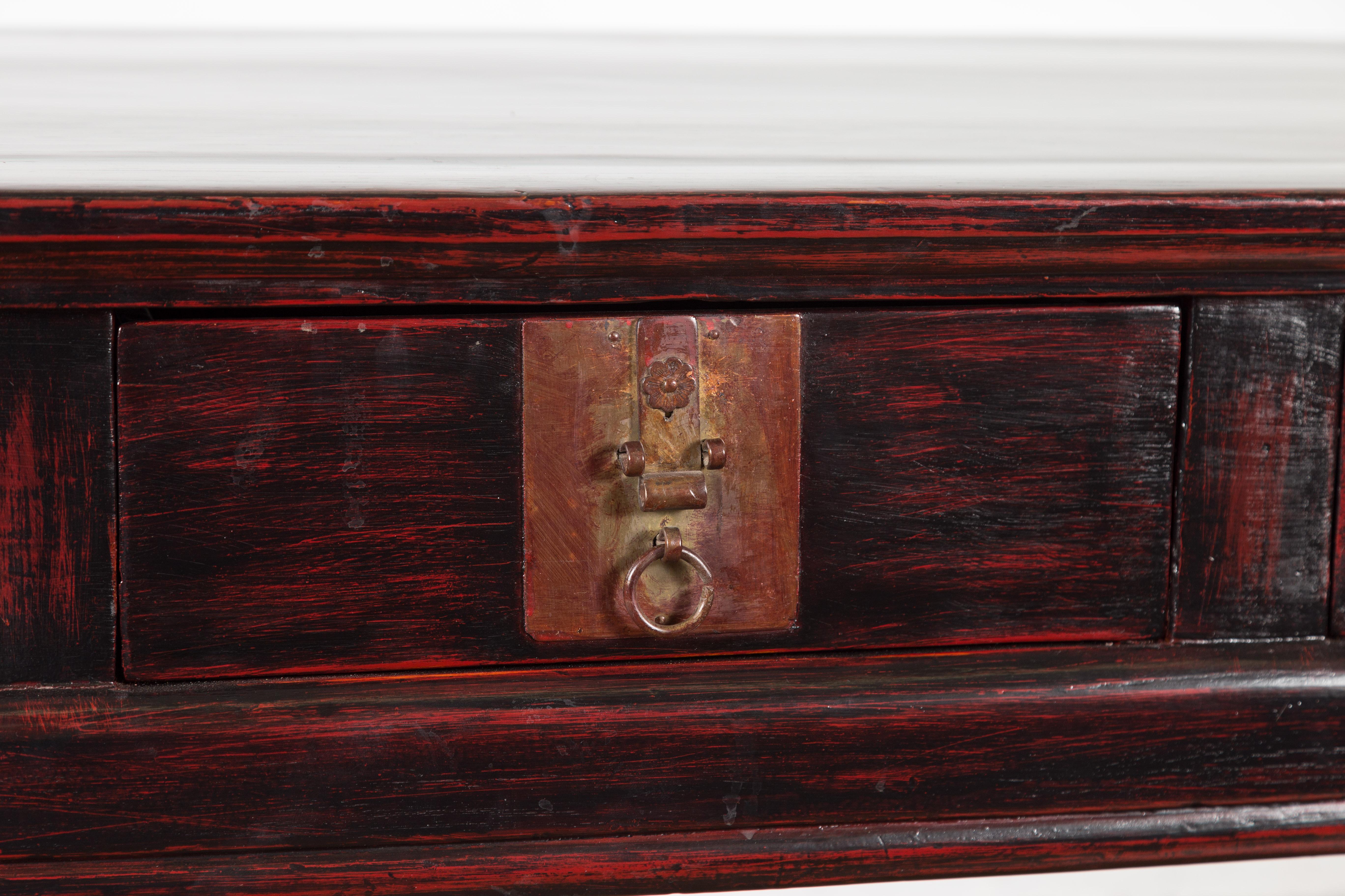Bureau chinois ancien en bois laqué avec quatre tiroirs et volutes enroulées en vente 2
