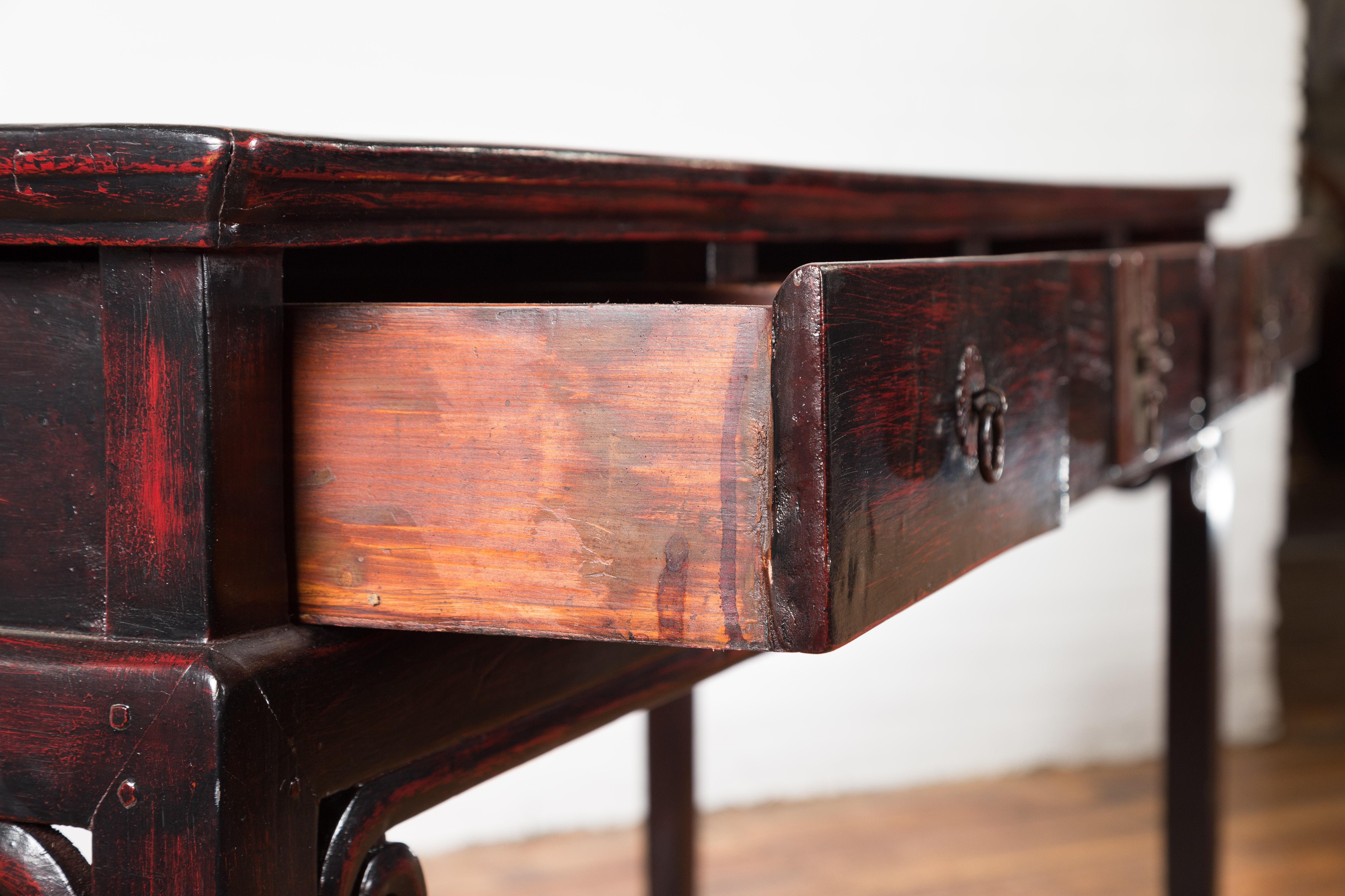 Bureau chinois ancien en bois laqué avec quatre tiroirs et volutes enroulées en vente 5
