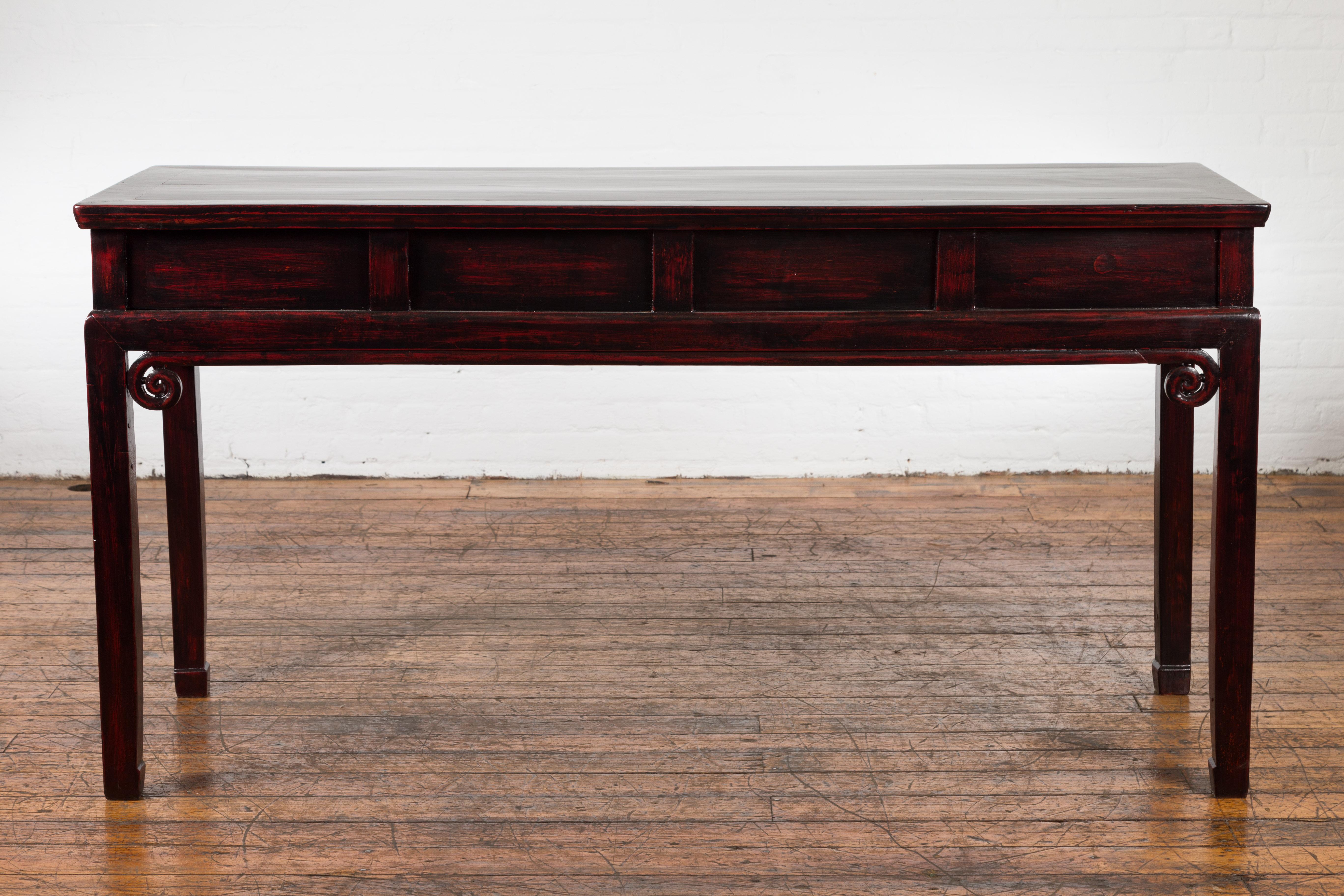 Escritorio antiguo de madera lacada con cuatro cajones y volutas rizadas en venta 9