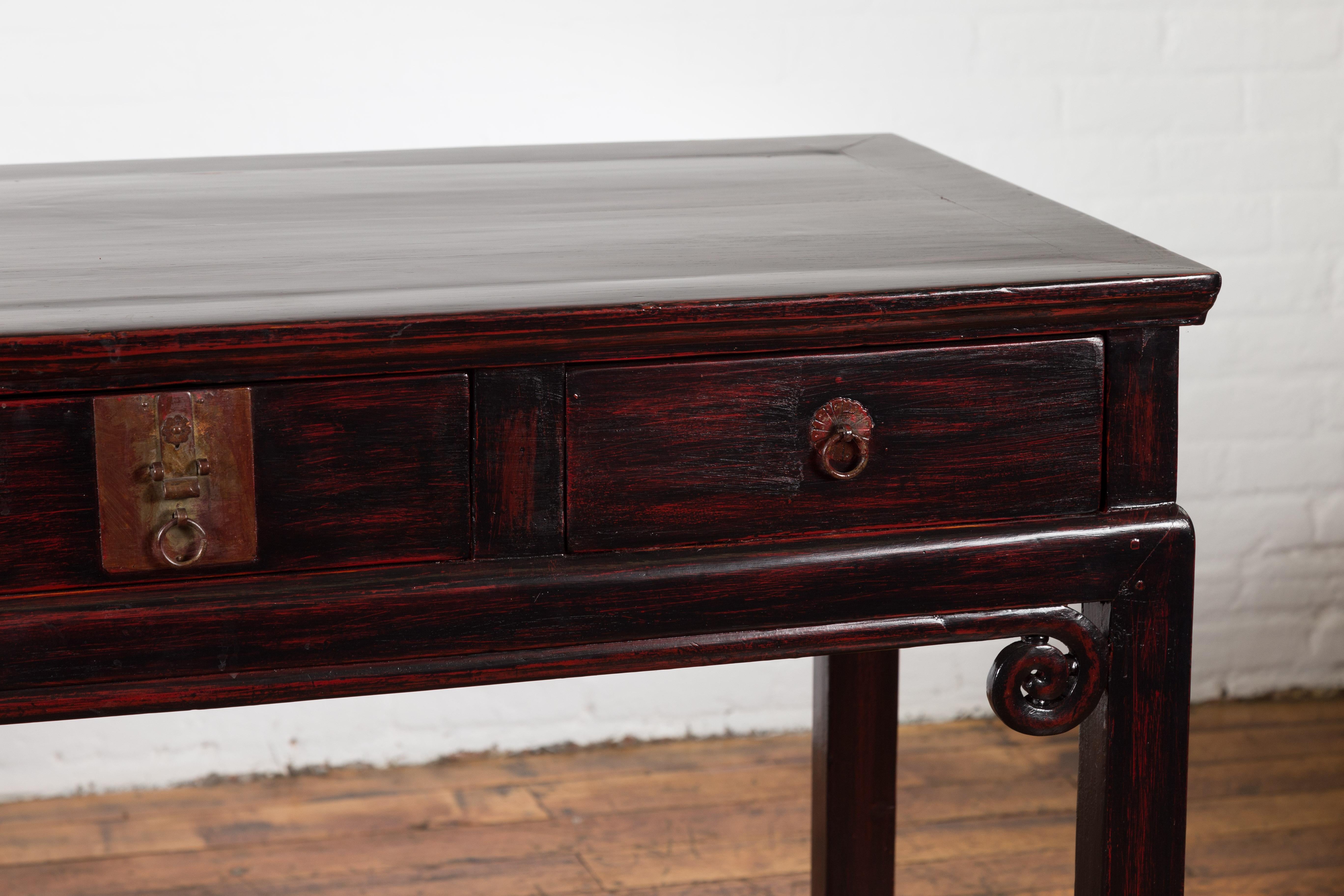 20th Century Chinese Antique Lacquered Wooden Desk with Four Drawers and Curling Scrolls For Sale