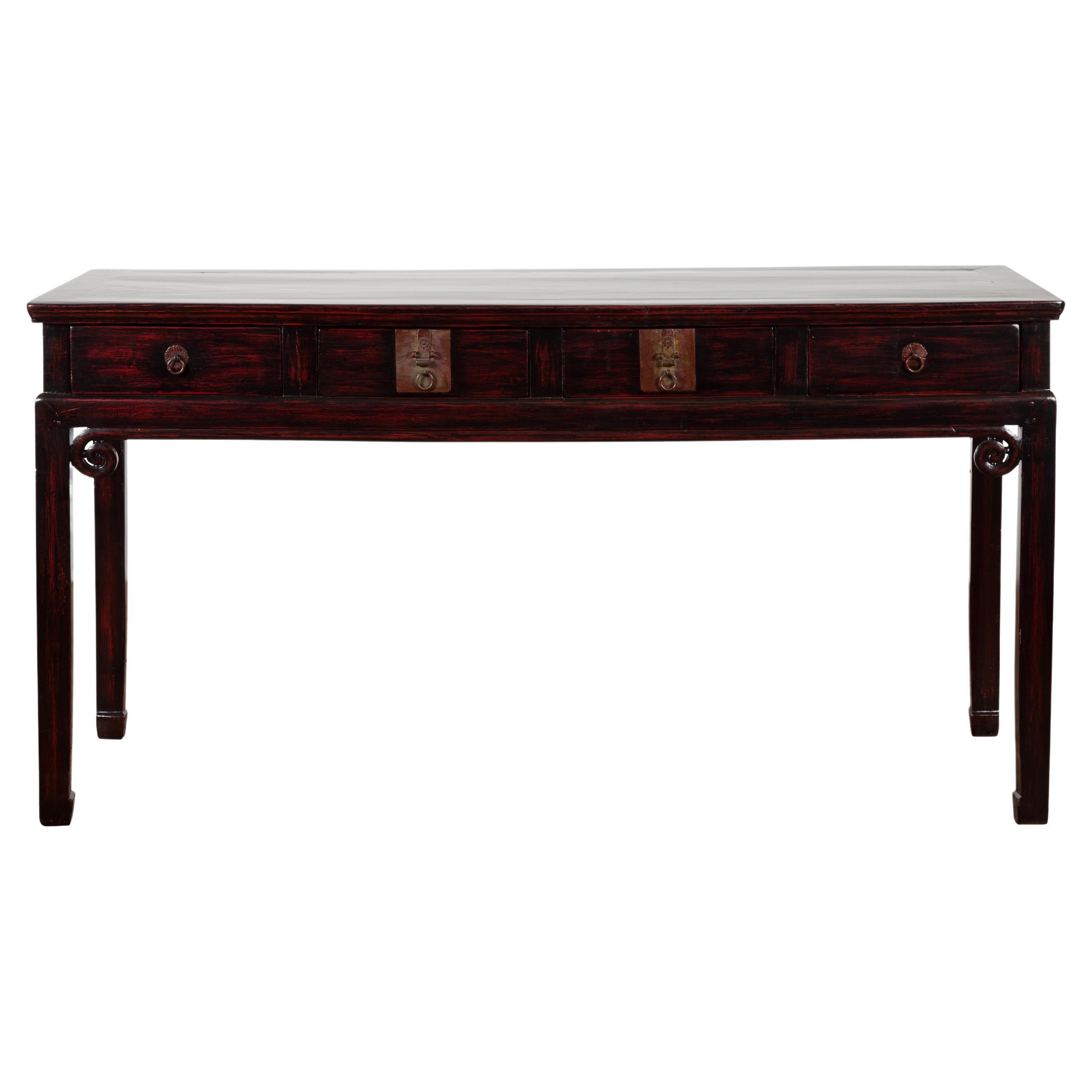 Bureau chinois ancien en bois laqué avec quatre tiroirs et volutes enroulées