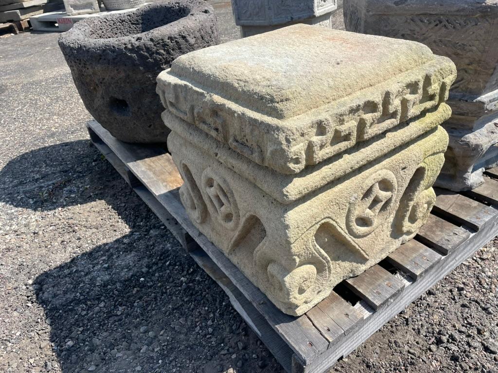 Antiguo taburete cuadrado de piedra tallada a mano Qing, 19c. Tallado a mano en venta