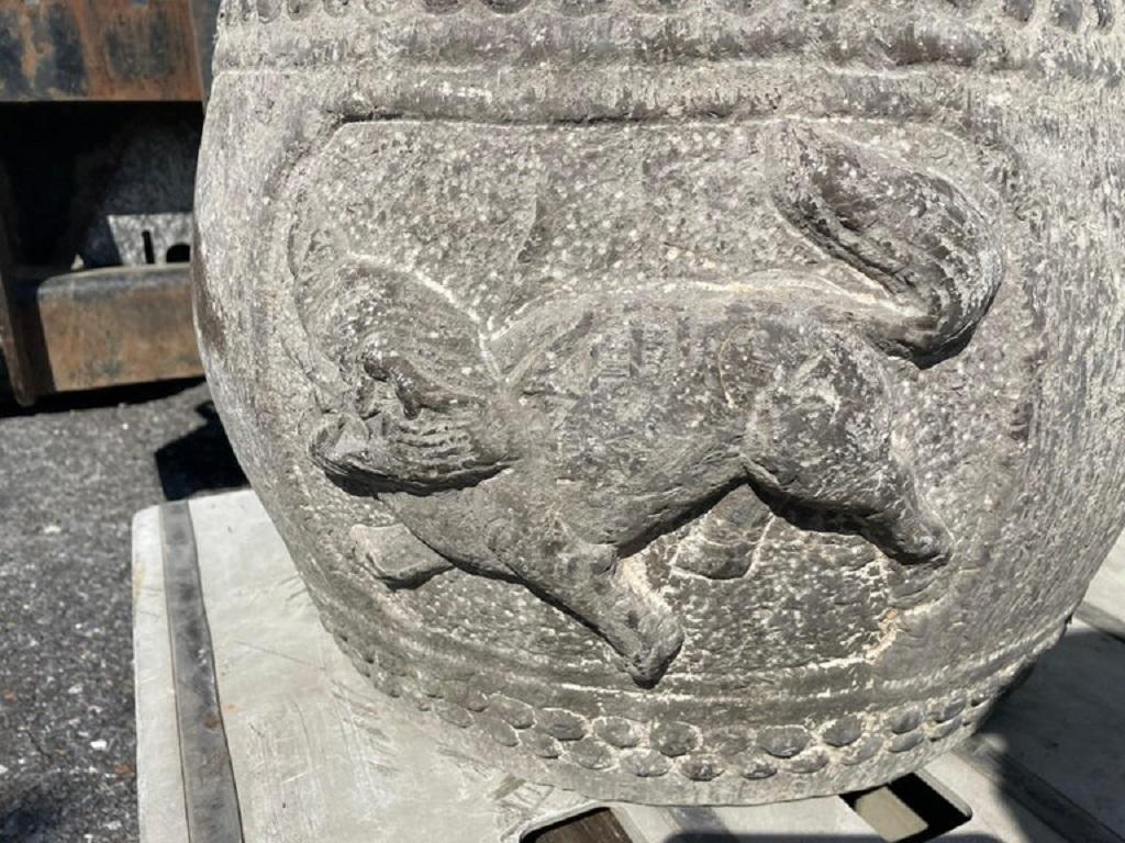Grand tabouret de tambour en pierre sculpté à la main par les Chinois de l'époque Qing, The Pedestal, 19e siècle. en vente 1