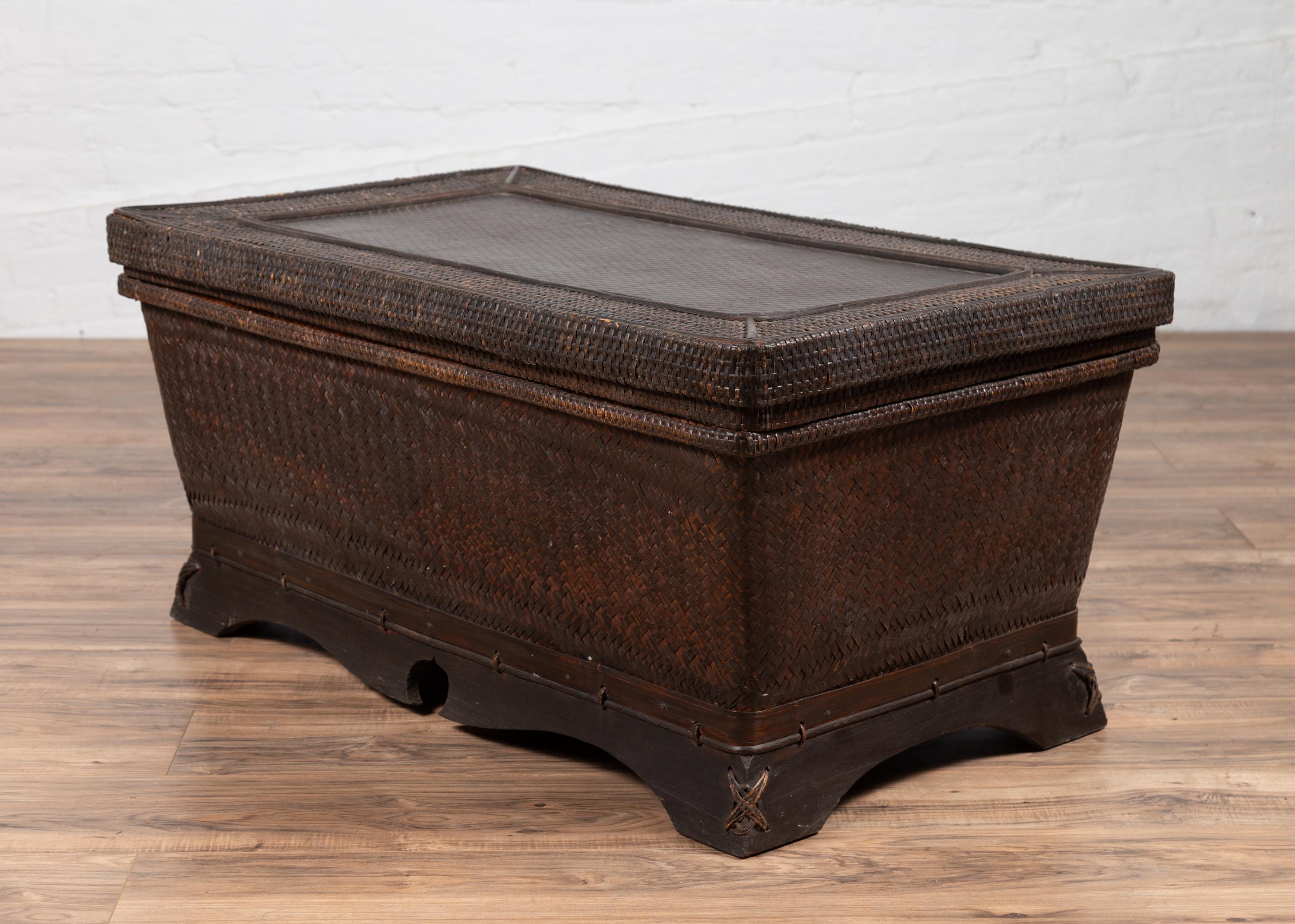 Chinese Antique Large Rattan Basket Coffee Table with Dark Brown Patina and Lid For Sale 4