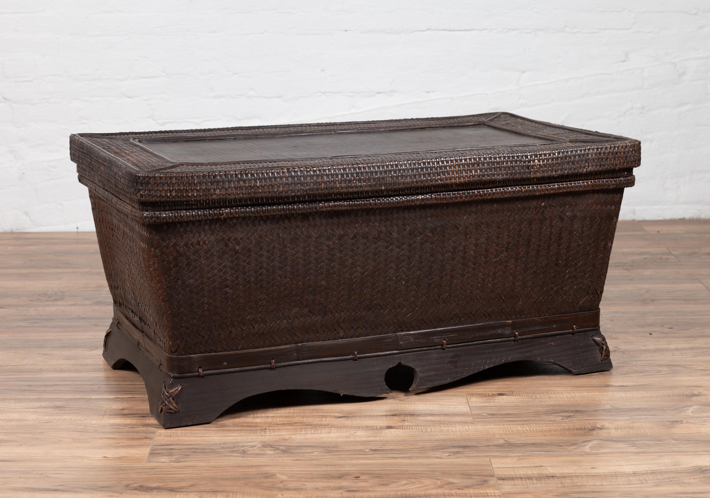 20th Century Chinese Antique Large Rattan Basket Coffee Table with Dark Brown Patina and Lid For Sale