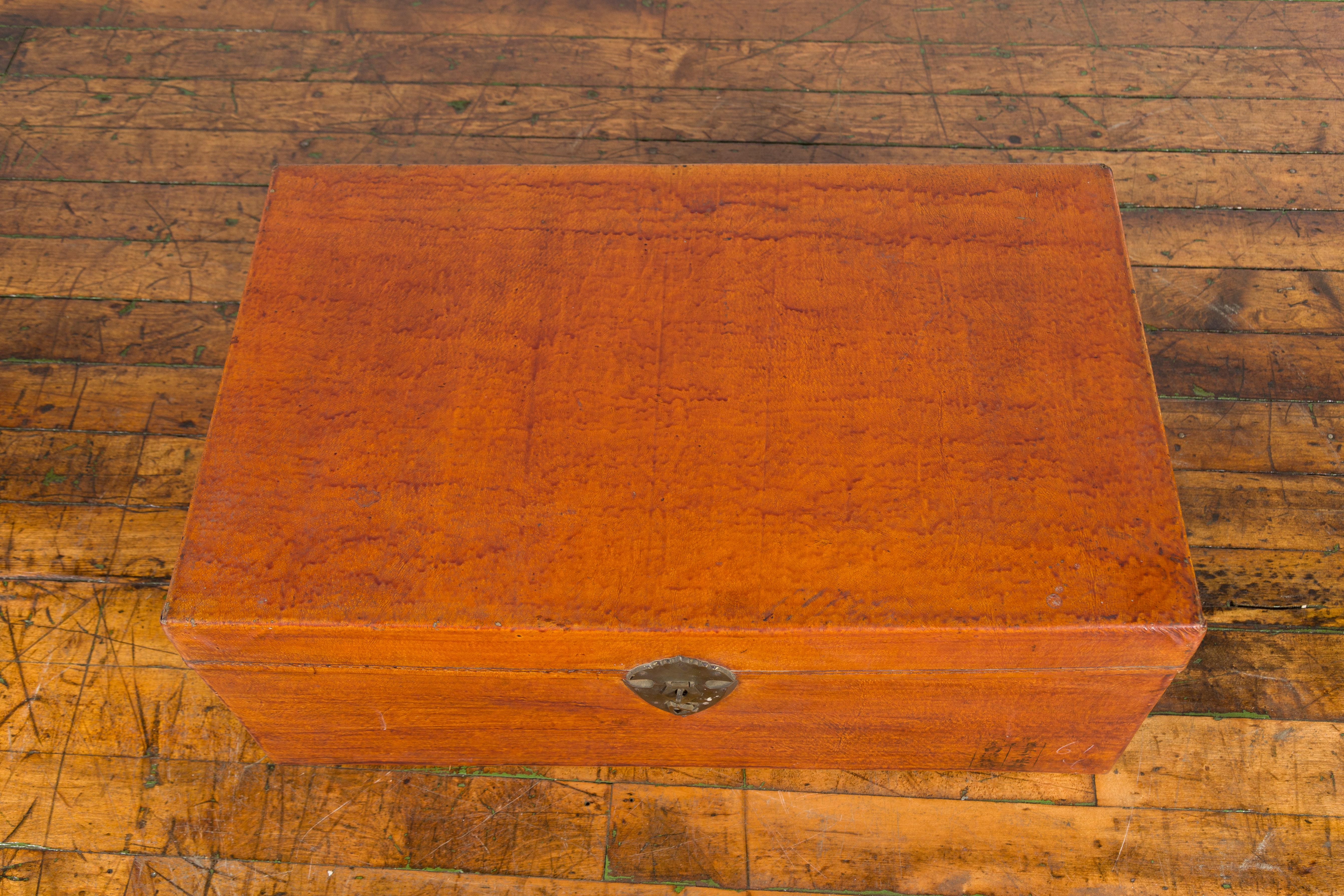 Laccato Antico baule cinese in pelle e ottone con lacca originale e calligrafia in vendita