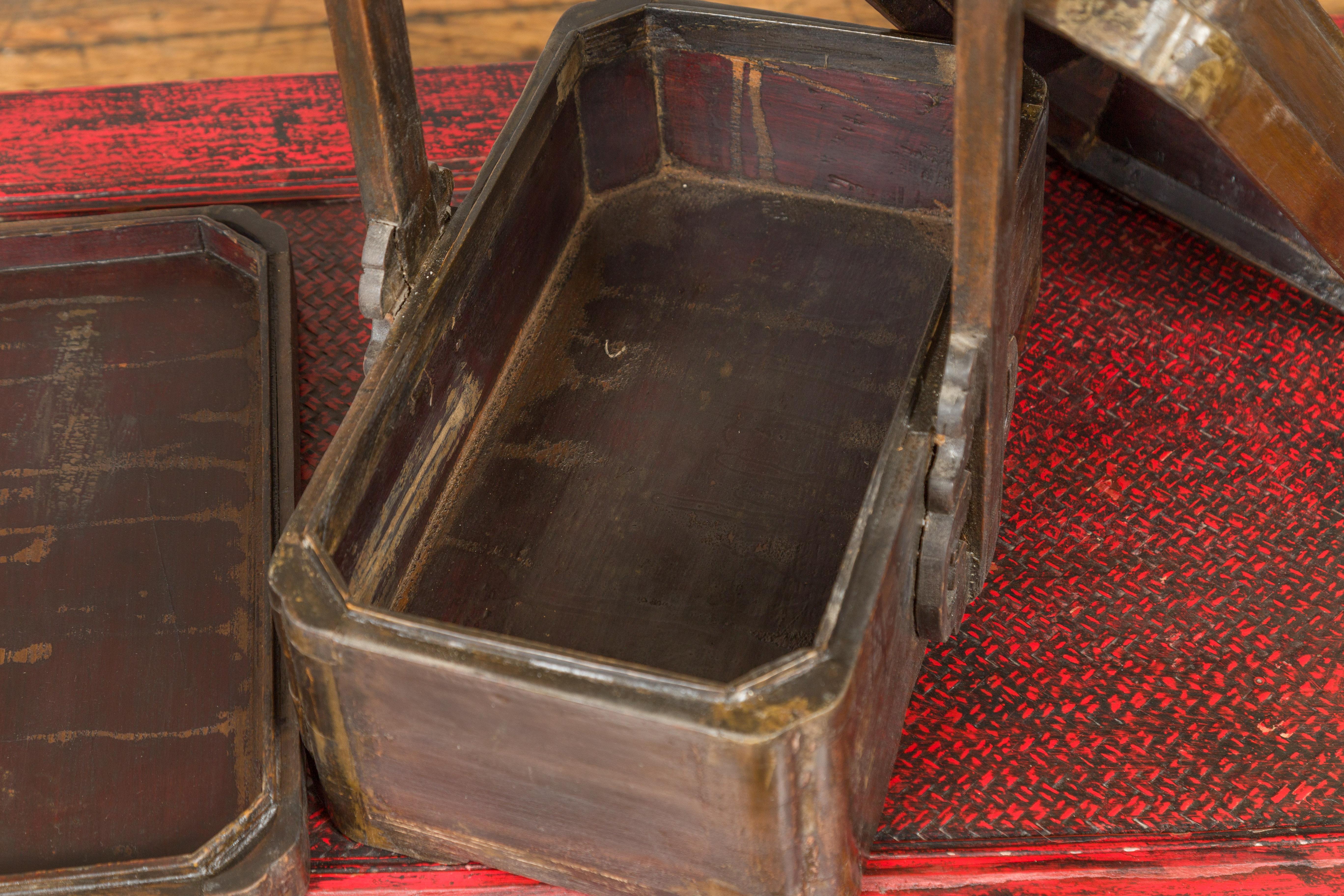 Chinesische antike chinesische Lunchbox mit Deckel und Volutes, Griff und Oberfläche im Used-Look im Angebot 4