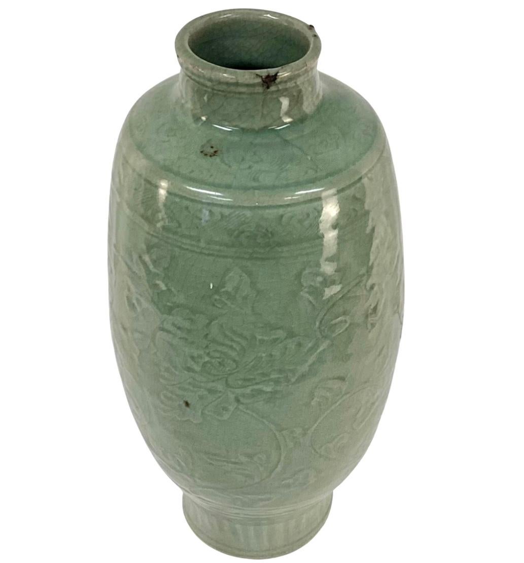 Vase chinois en porcelaine céladon Longquan de la dynastie Ming.
Vase chinois antique en porcelaine céladon de la dynastie Ming avec motif de feuilles. Glaçure craquelée générale.