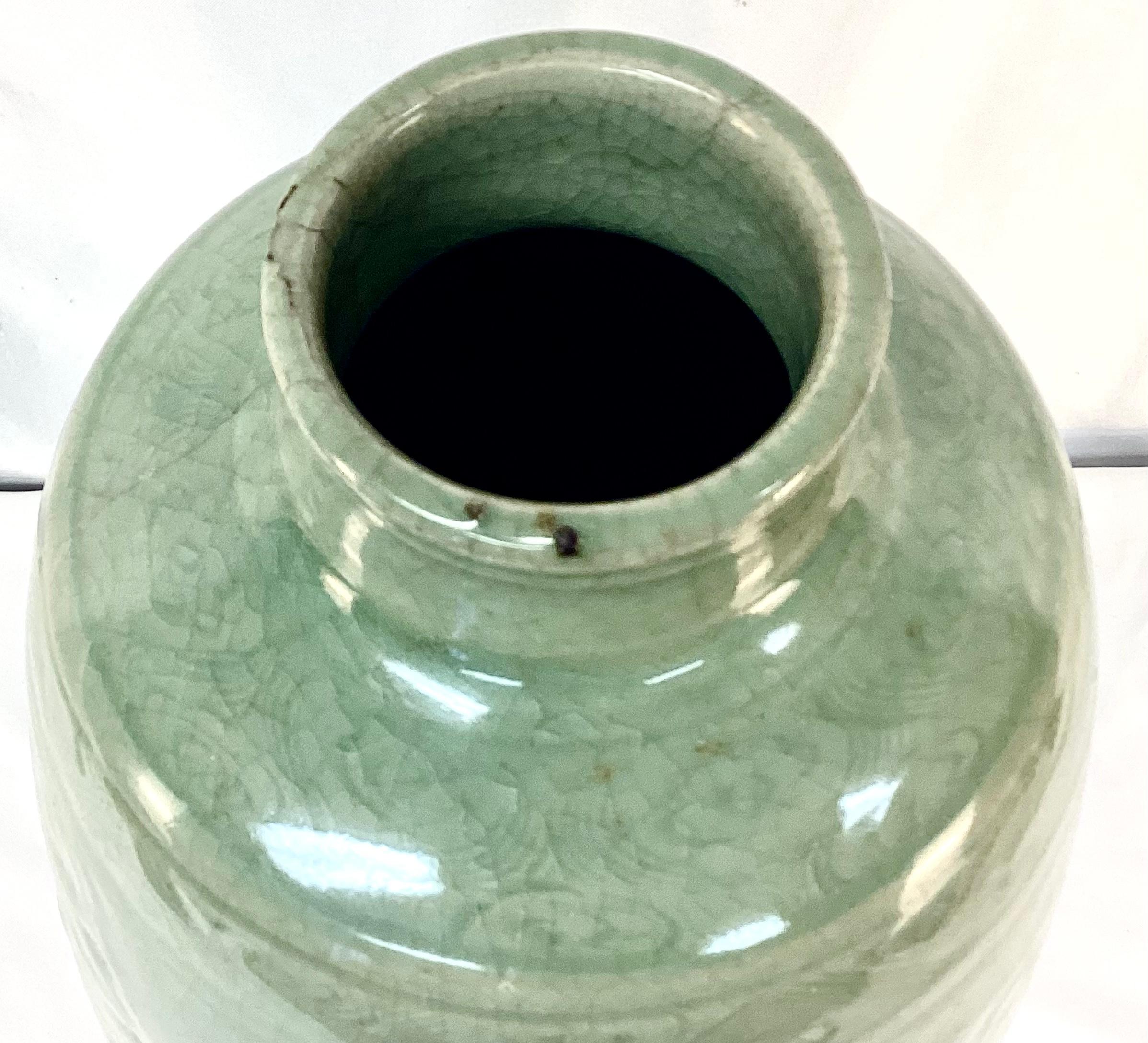 Vase en porcelaine chinoise Longquan Celadon de la Dynastie Ming Bon état - En vente à Bradenton, FL