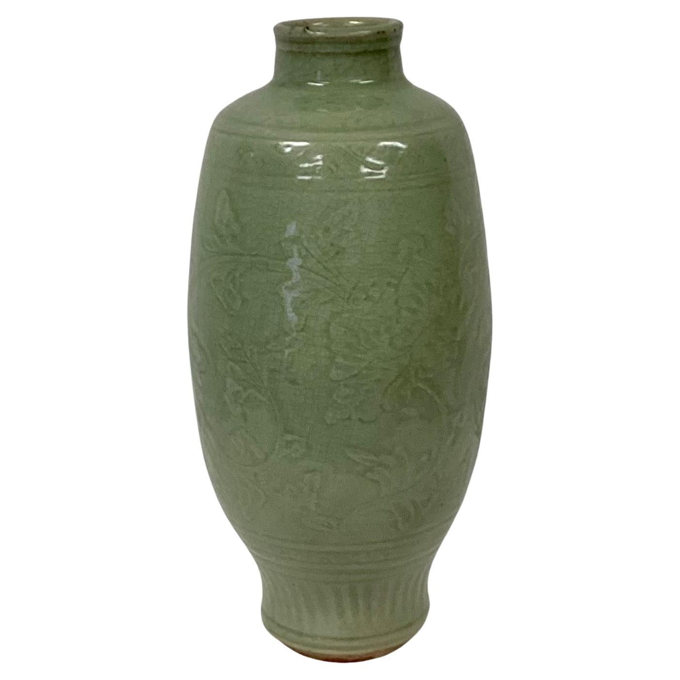 Chinese Antique Ming Dynasty Celadon Porcelain Vase