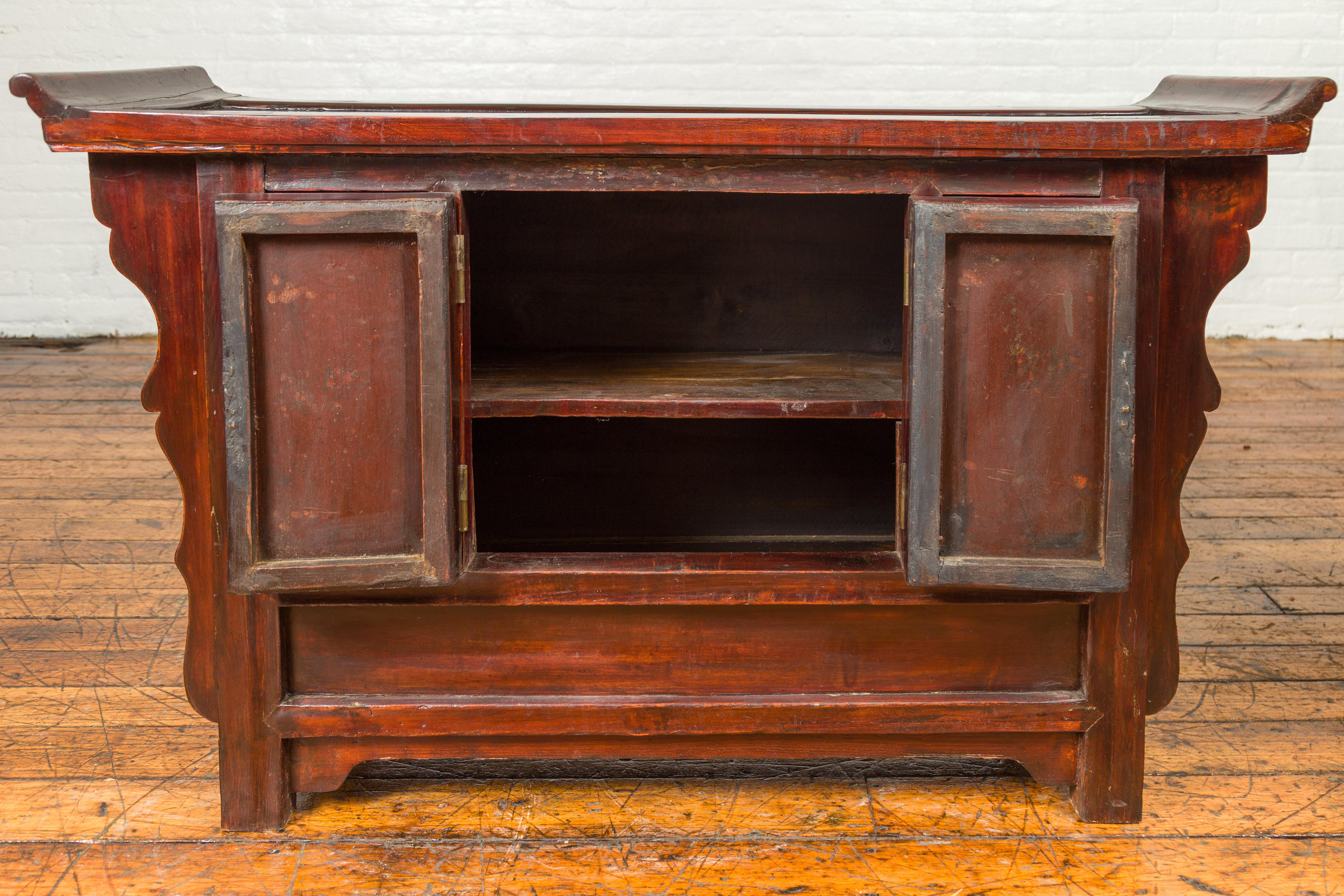 Ming Dynasty Style 19th Century Red Rose Console Cabinet with Everted Flanges For Sale 1