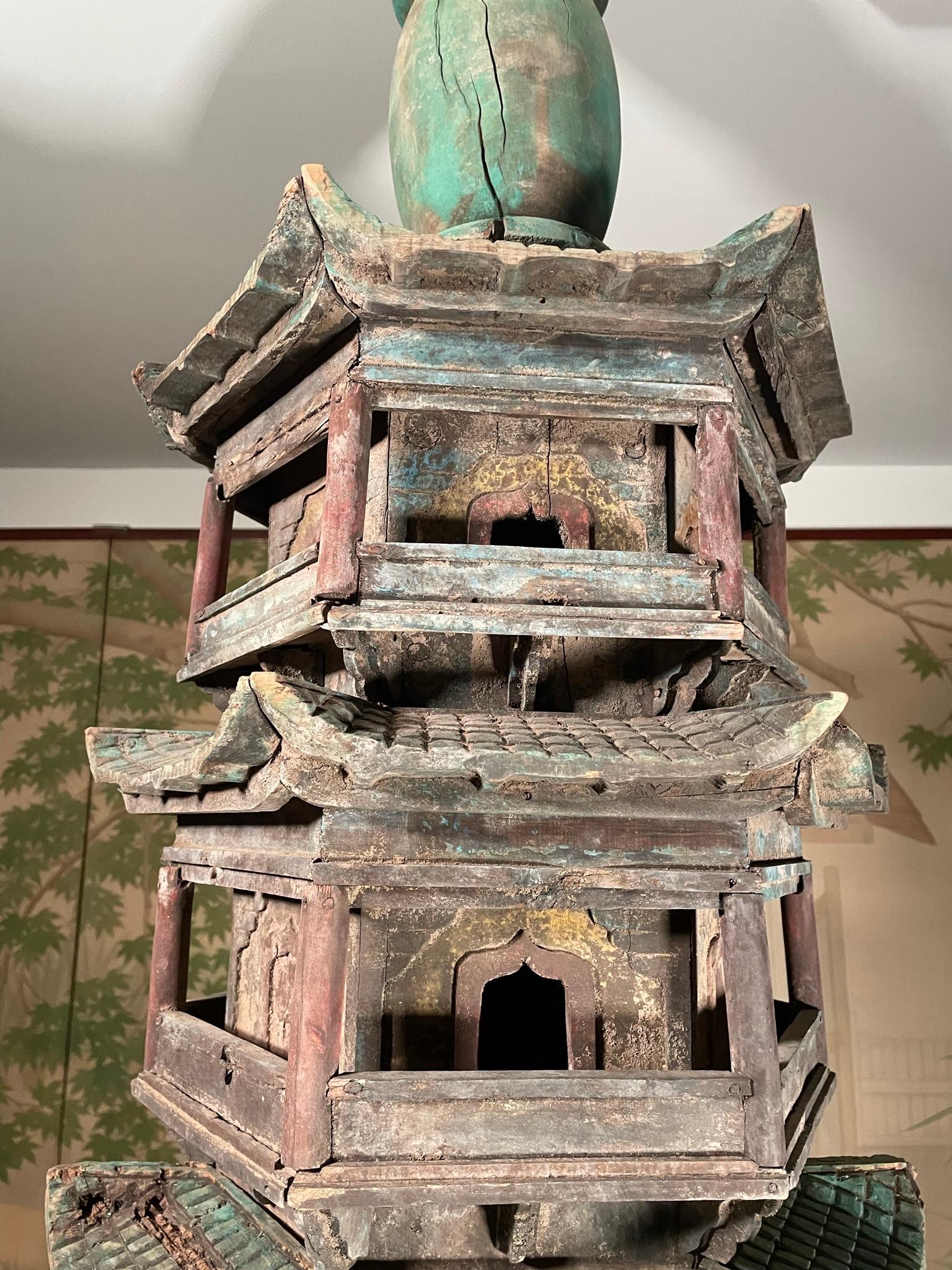 Sculpté à la main Tour pagode bouddhiste monumentale chinoise ancienne en bois de 70 pouces  en vente