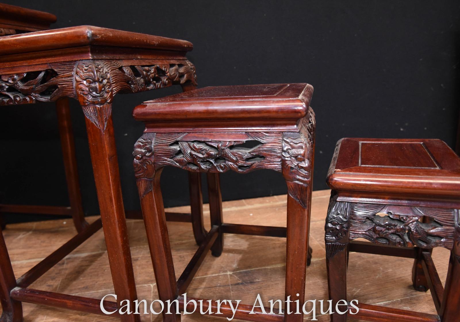 - Magnifique ensemble de quatre tables chinoises anciennes en bois dur
- Visites sur rendez-vous
- Offert en grande forme, prêt à être utilisé immédiatement à la maison
- Nous expédions aux quatre coins de la planète.