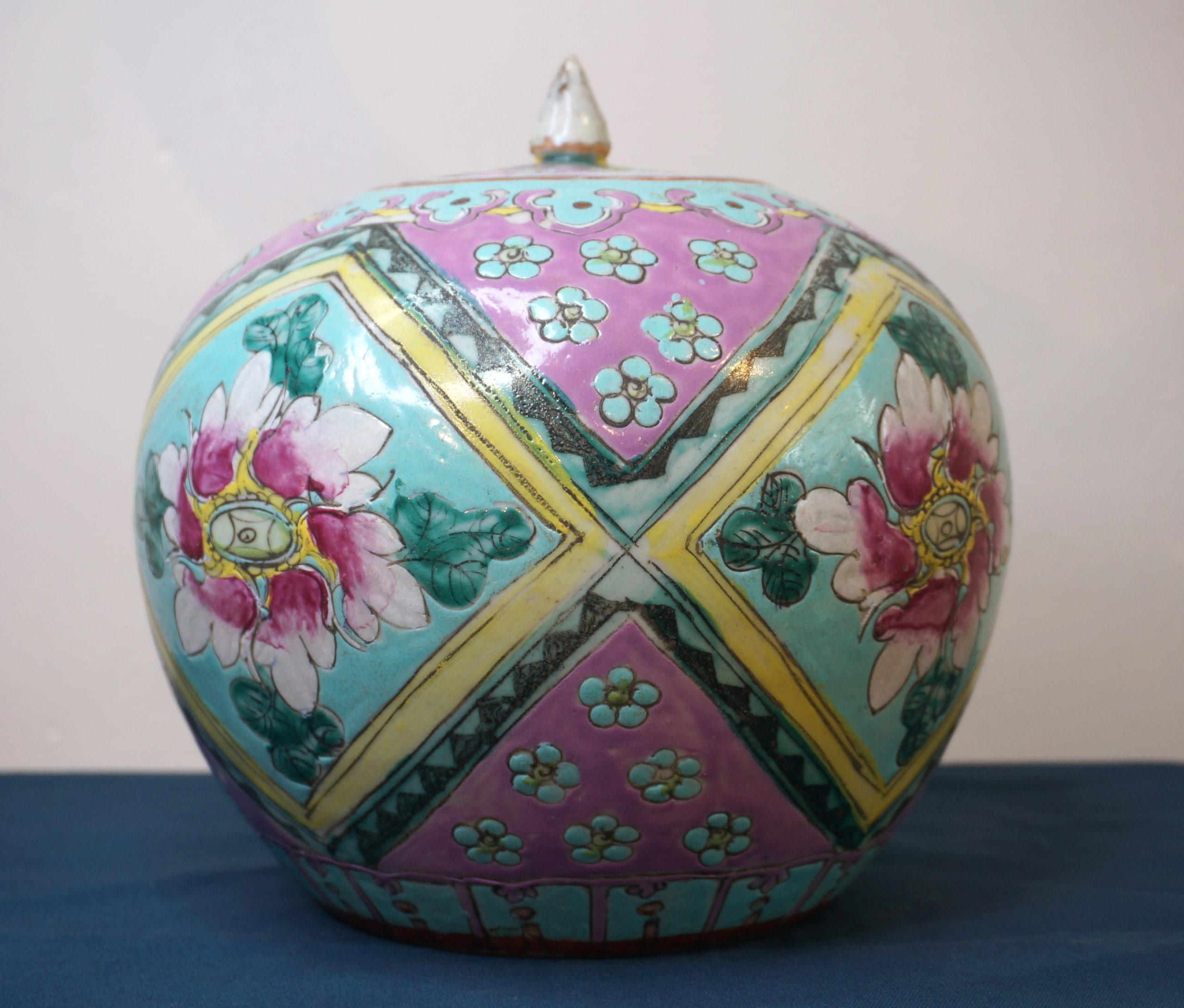 Chinese porcelain ginger jar with floral decorations in bright and vibrant colours, made for the South-East Asian market.

Made around 1900.

Dimensions: 25 x 22 x 22 cm.

Overall in good condition, some minor damage to the glaze and some minor