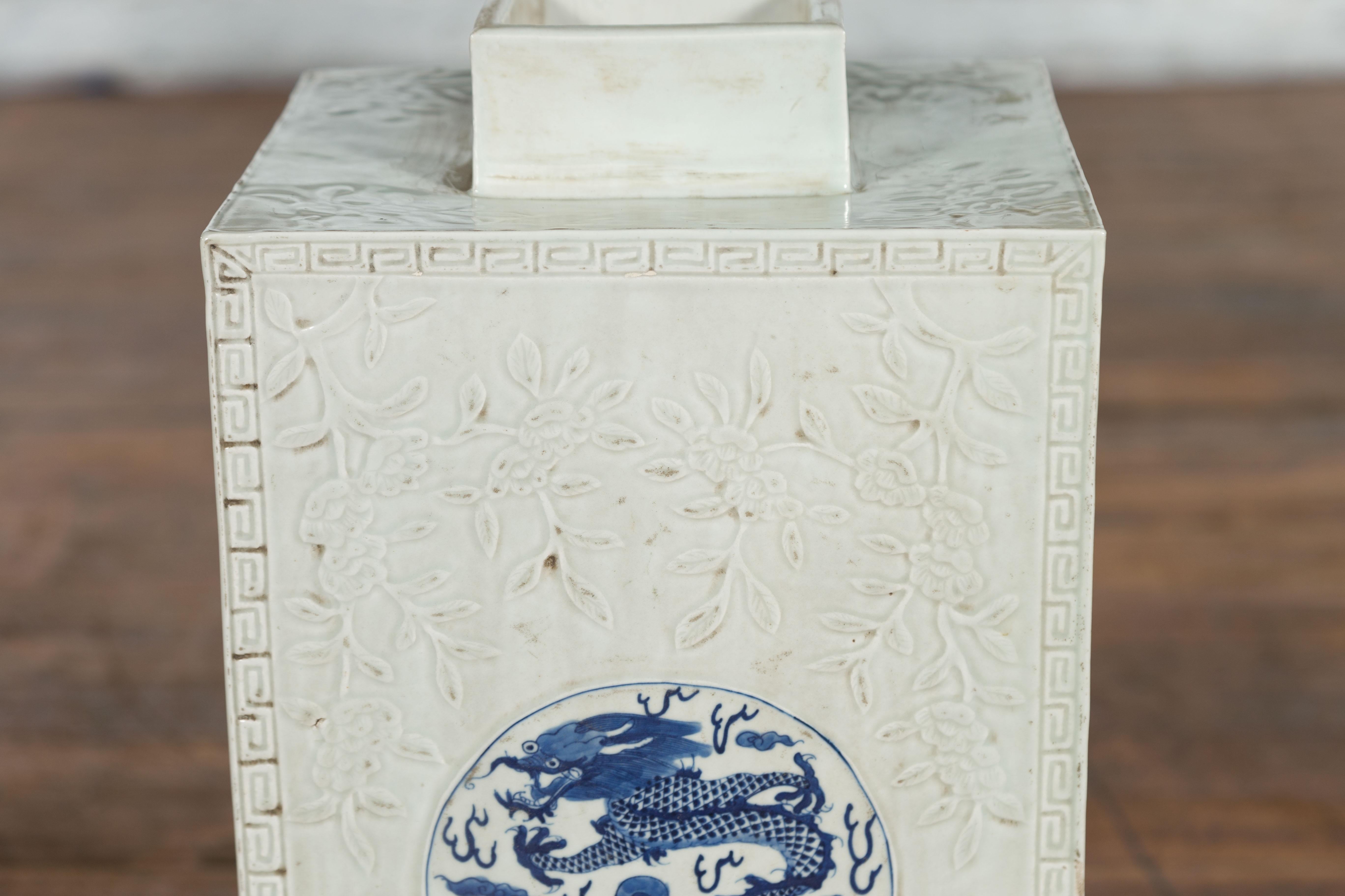 Chinese Antique Porcelain Vase with Blue and White Dragon in Medallion Décor 1