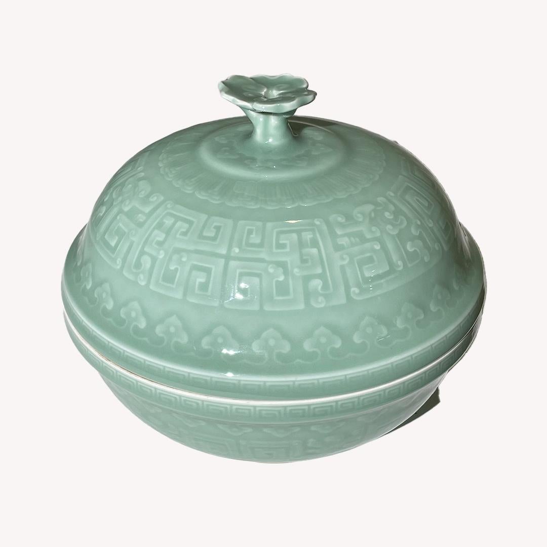 Cette porcelaine a été cuite à Jingdezhen sous la dynastie Qing, et comme la très belle couleur verte de la porcelaine ressemble aux haricots du début du printemps, cette coloration est appelée 