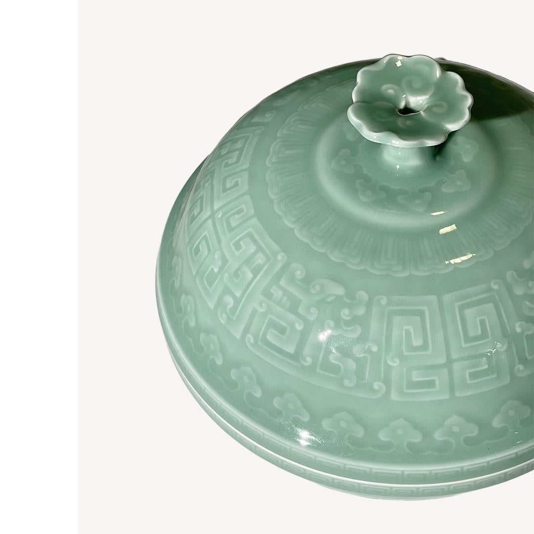 Chinois Soupière en porcelaine chinoise ancienne en forme de coupe-goutte, période Qing en vente