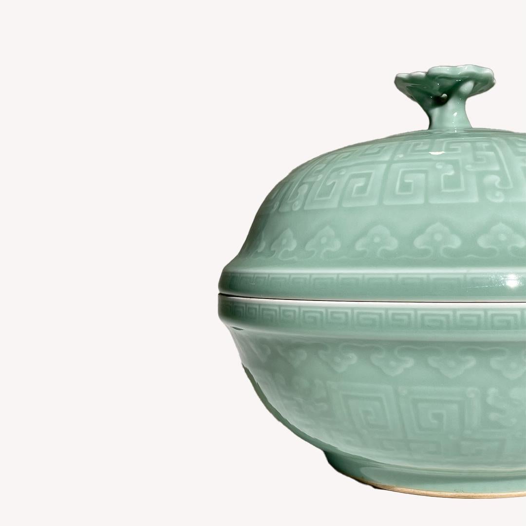 Vernissé Soupière en porcelaine chinoise ancienne en forme de coupe-goutte, période Qing en vente