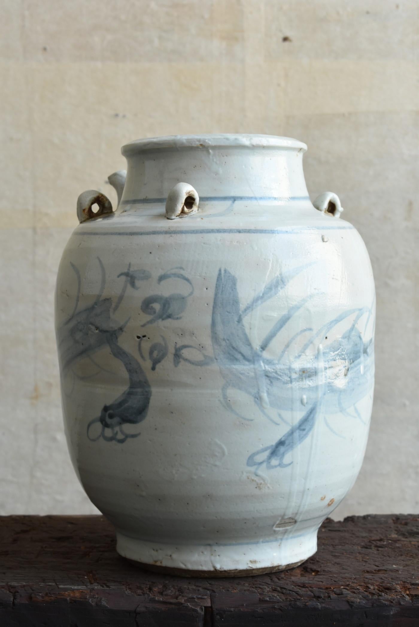 This is a white porcelain vase made in the late Qing Dynasty of China.
Made around the 19th century.
It has an interesting shape with four ears and a spout.

The pattern drawn on the whole vessel is a dragon.
It is drawn vigorously with a brush and