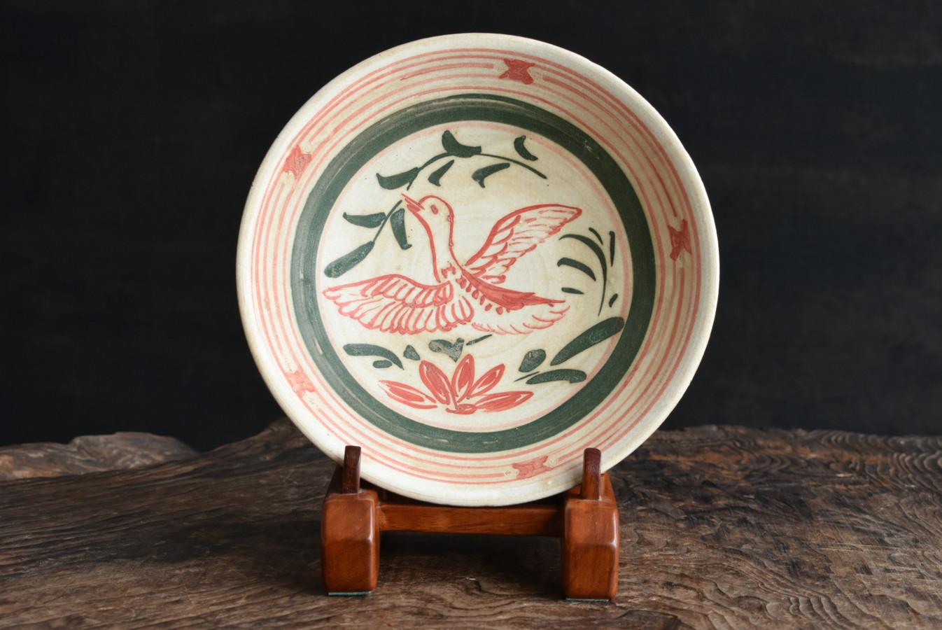 This is a plate made in China in the 13th century.
This plate was made during the Jin dynasty when China was divided into several countries.
Different places in China produced different colors of pottery with different designs.

Among them, this one