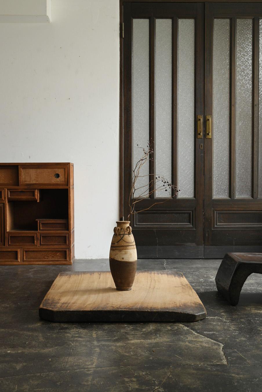 Il s'agit d'un vase qui aurait été cuit dans les fours de Cizhou, dans le nord de la Chine. Connus pour leur base blanche distinctive et leur décoration audacieuse en glaçure noire, les fours de Cizhou ont prospéré à partir de la dynastie des Song