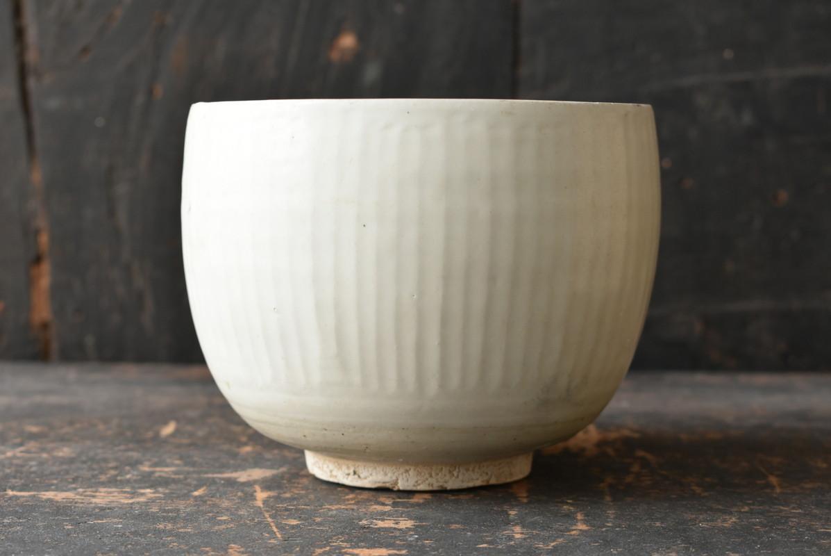 I will introduce a very beautiful vessel.

This is a white porcelain bowl made around the 11th-12th centuries in China.
The place is a kiln called 