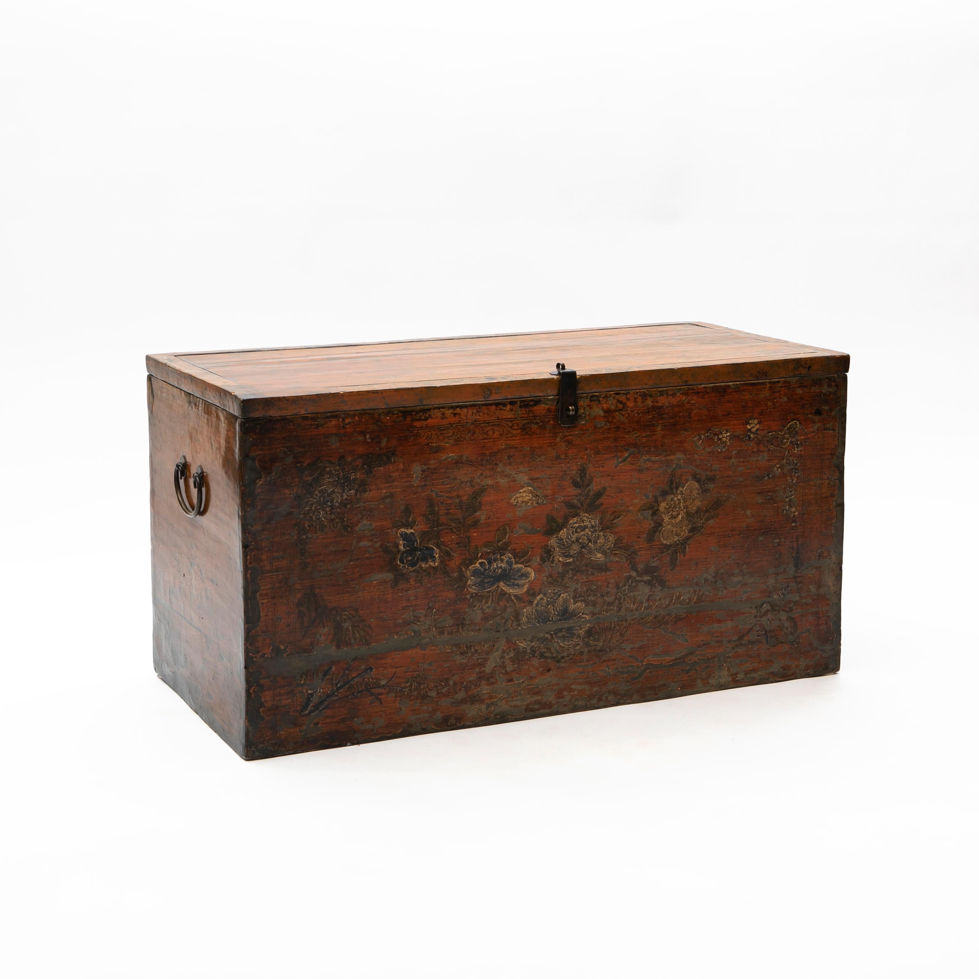 Lacquered storage trunk with original lacquer and decorations.
Made of lacquered linden wood with the front is subtly decorated with flower motifs in polychrome lacquer.
C-scroll handles on each side.

Naturally worn from age and use, with a