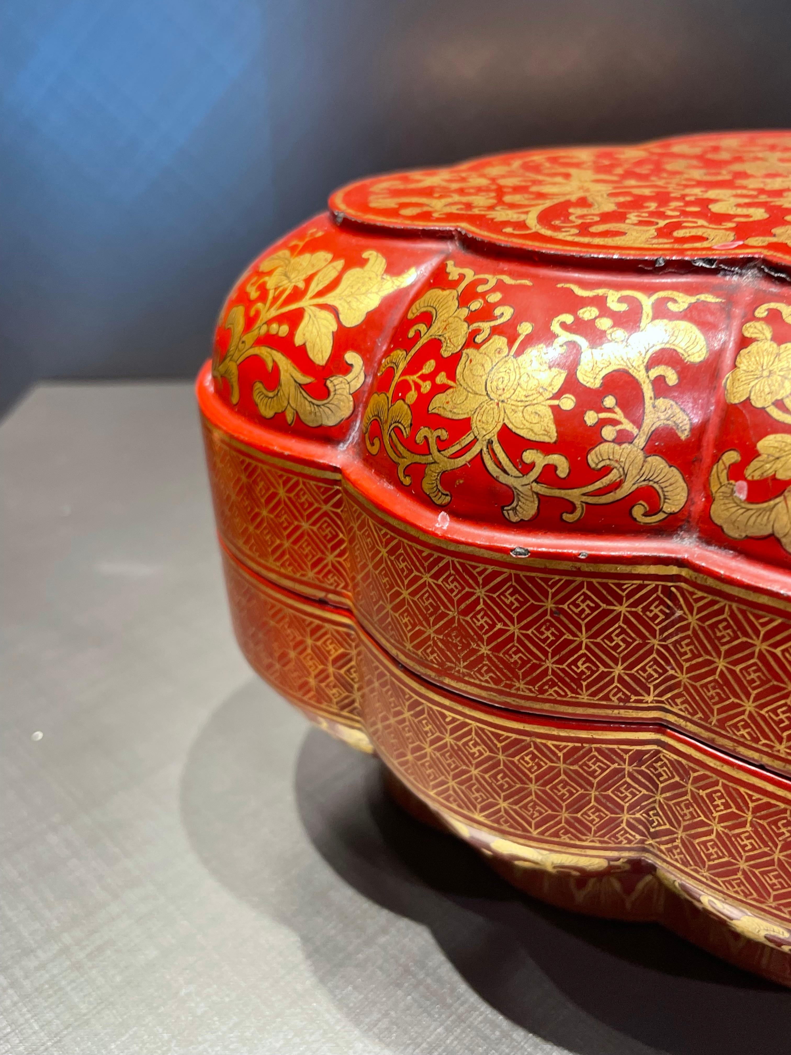 Chinois Boîte chinoise ancienne en forme de fleur en laque rouge avec motif de lotus, période Qing en vente
