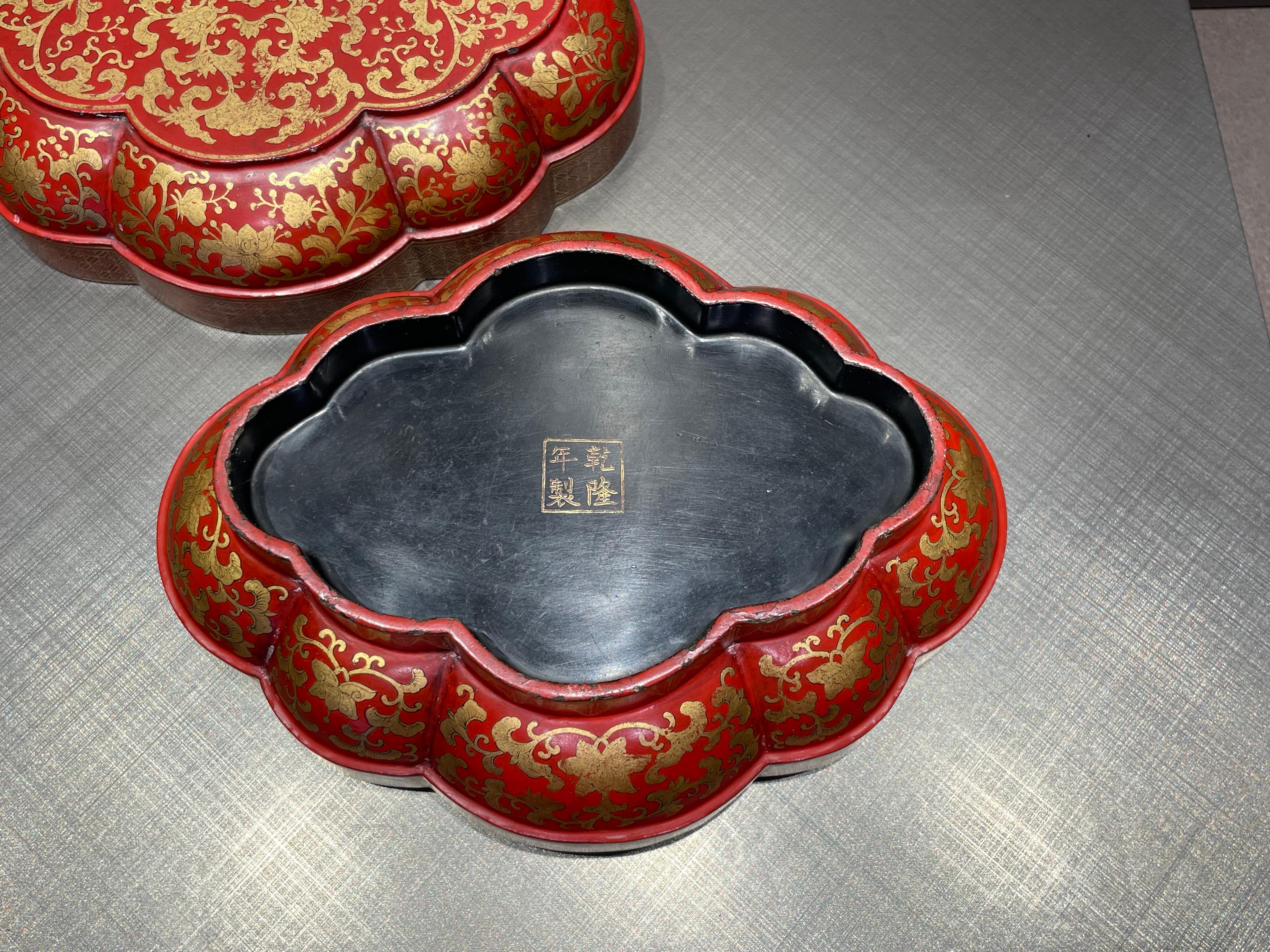 Bois Boîte chinoise ancienne en forme de fleur en laque rouge avec motif de lotus, période Qing en vente