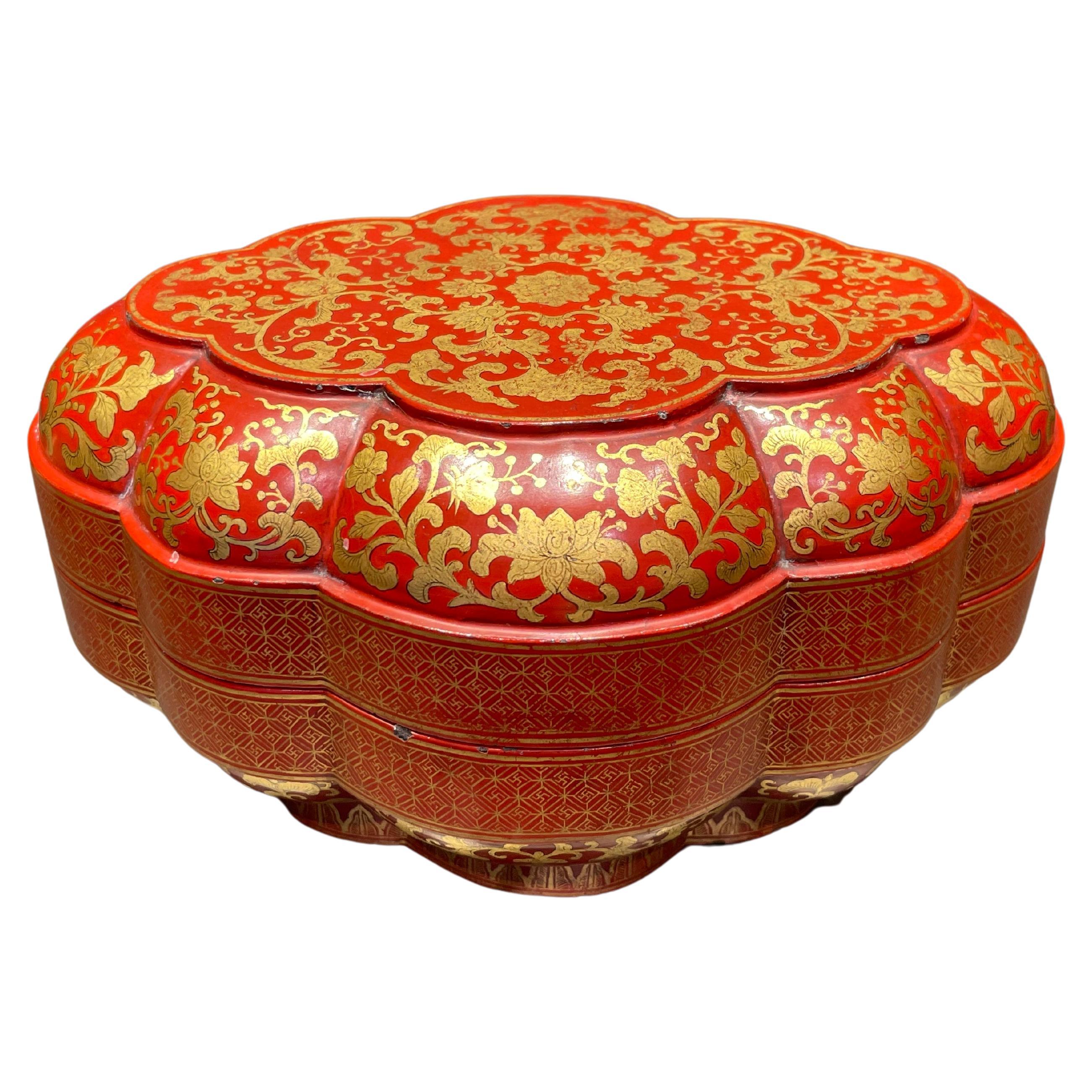 Boîte chinoise ancienne en forme de fleur en laque rouge avec motif de lotus, période Qing