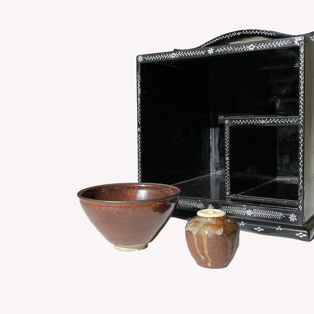 Boîte à thé chinoise ancienne en laque incrustée de coquillages, période Qing en vente 2