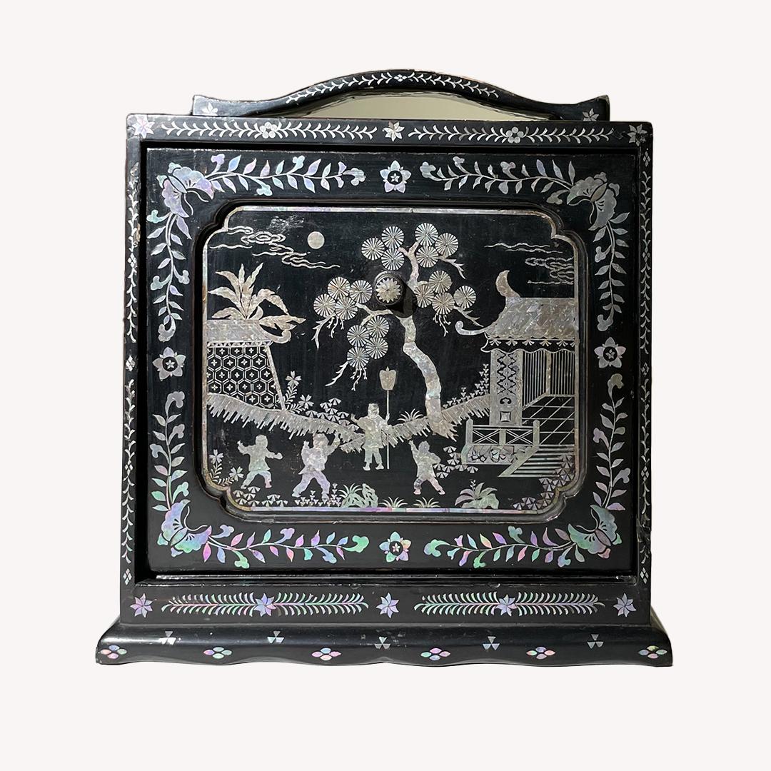 This is gorgeous and decorative instrument box decorated with 