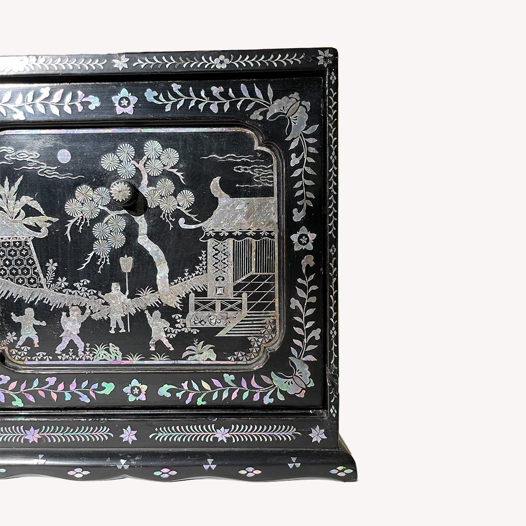 Inlay Chinese Antique Shell-Inlaid Lacquer Tea Tool Box, Qing Period For Sale