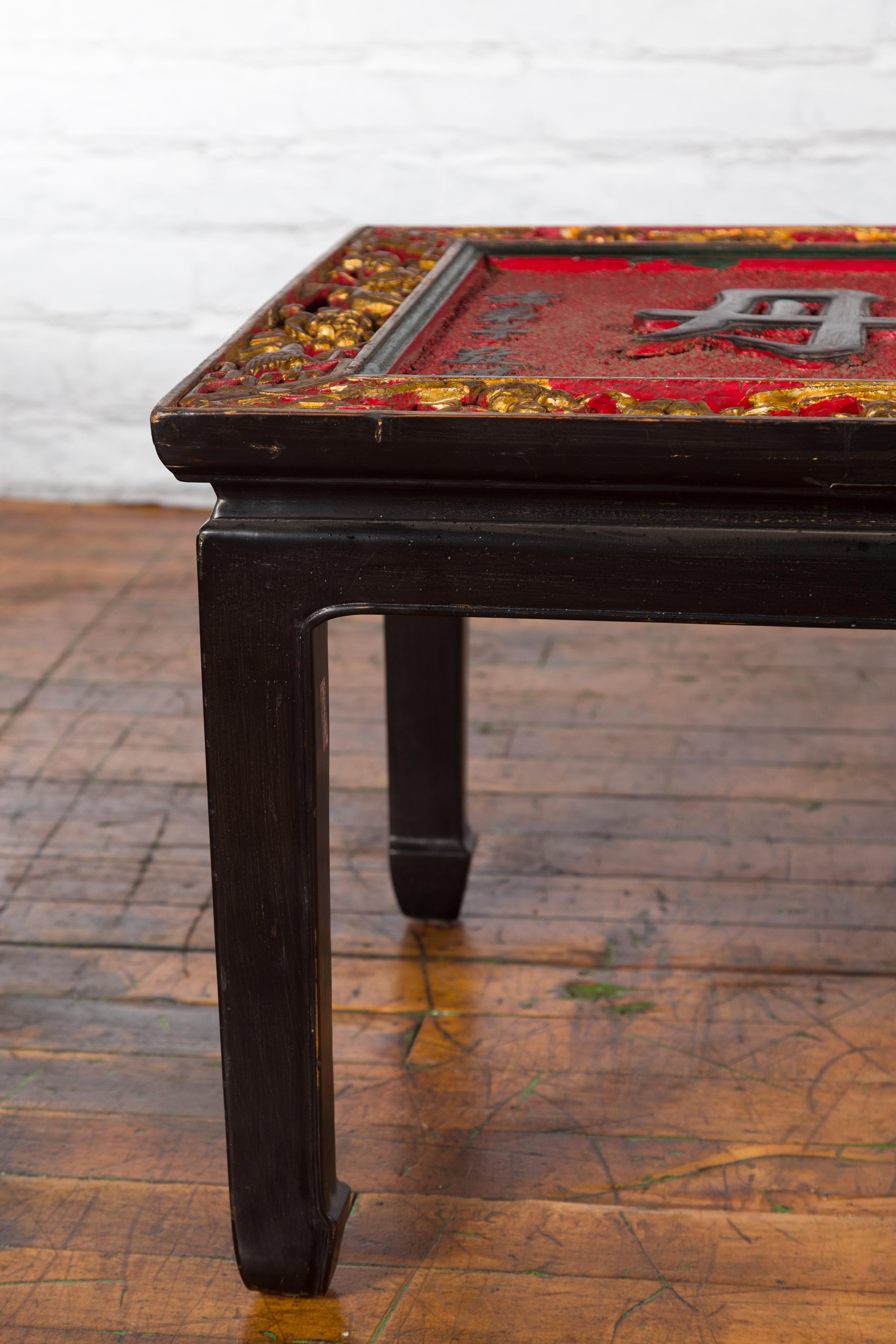 Chinesisches antikes chinesisches Ladenschild mit Kalligrafie, das zu einem schwarzen Couchtisch verarbeitet wurde (20. Jahrhundert) im Angebot
