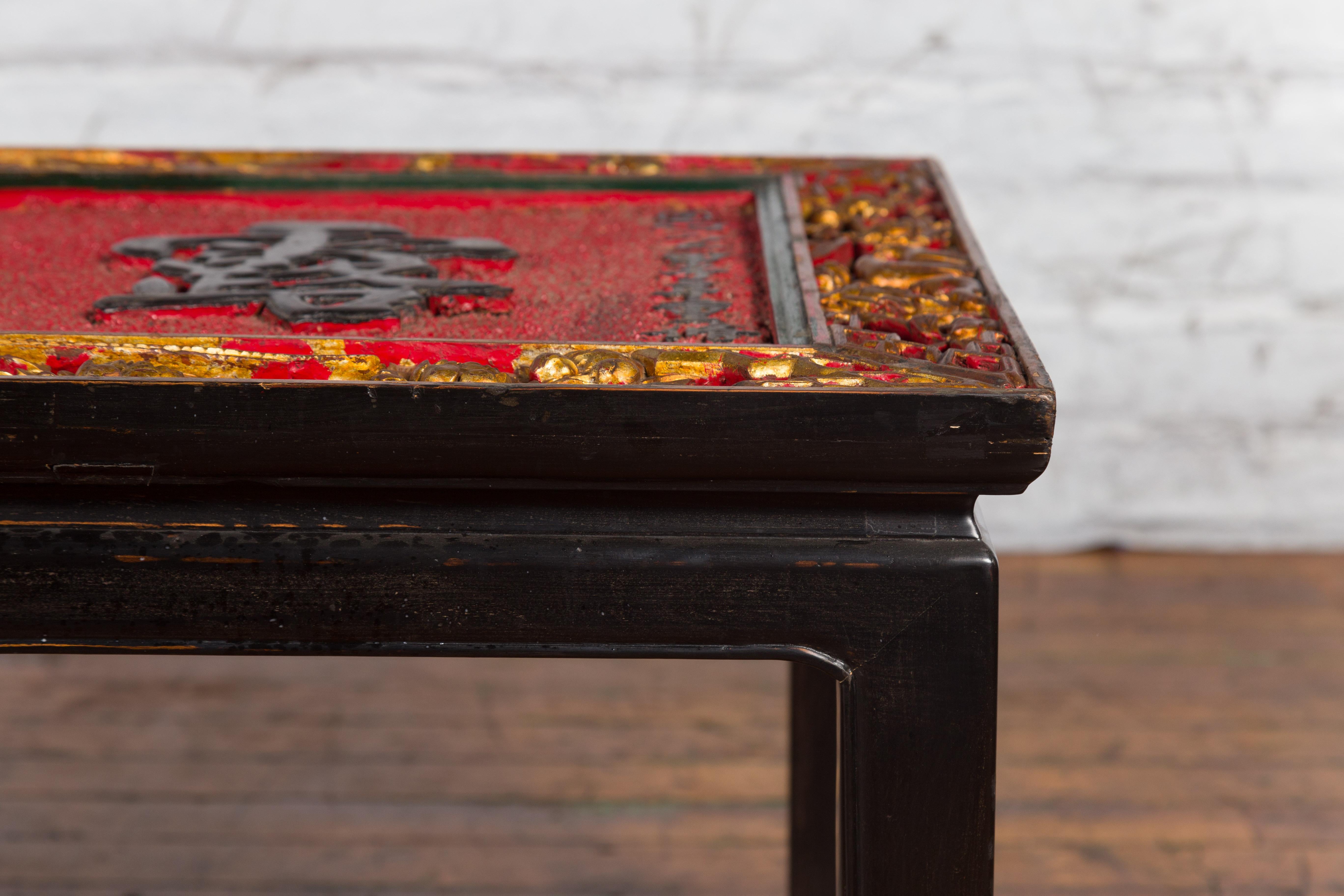 Chinesisches antikes chinesisches Ladenschild mit Kalligrafie, das zu einem schwarzen Couchtisch verarbeitet wurde (Holz) im Angebot