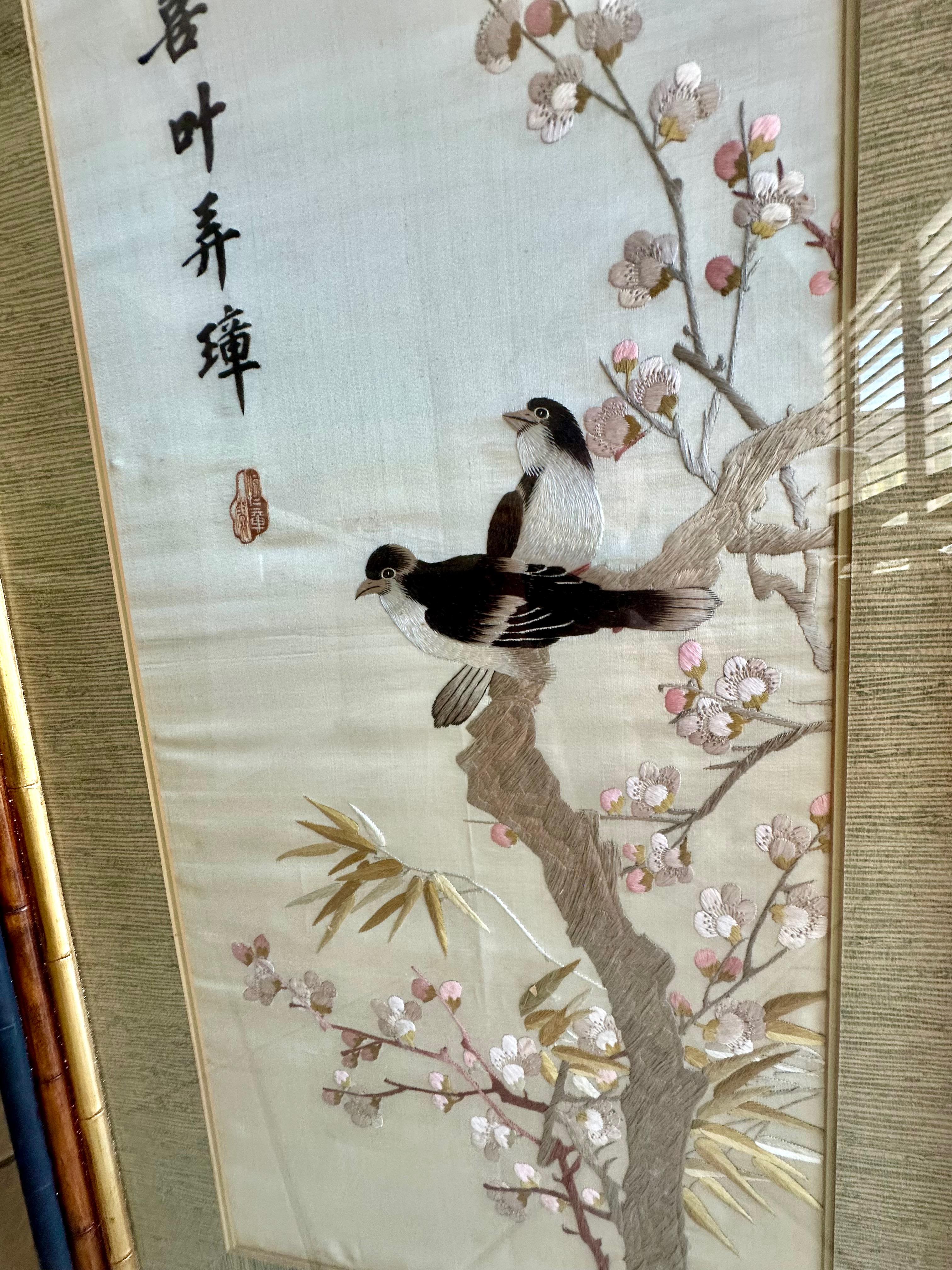 Pintura china antigua firmada con marco de seda bordada en venta 4