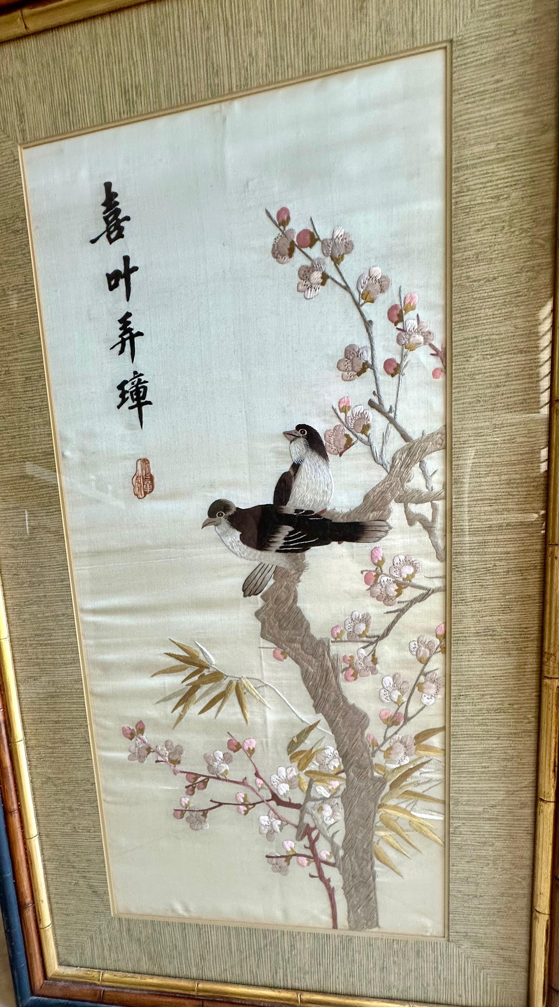 Pintura china antigua firmada con marco de seda bordada en venta 5