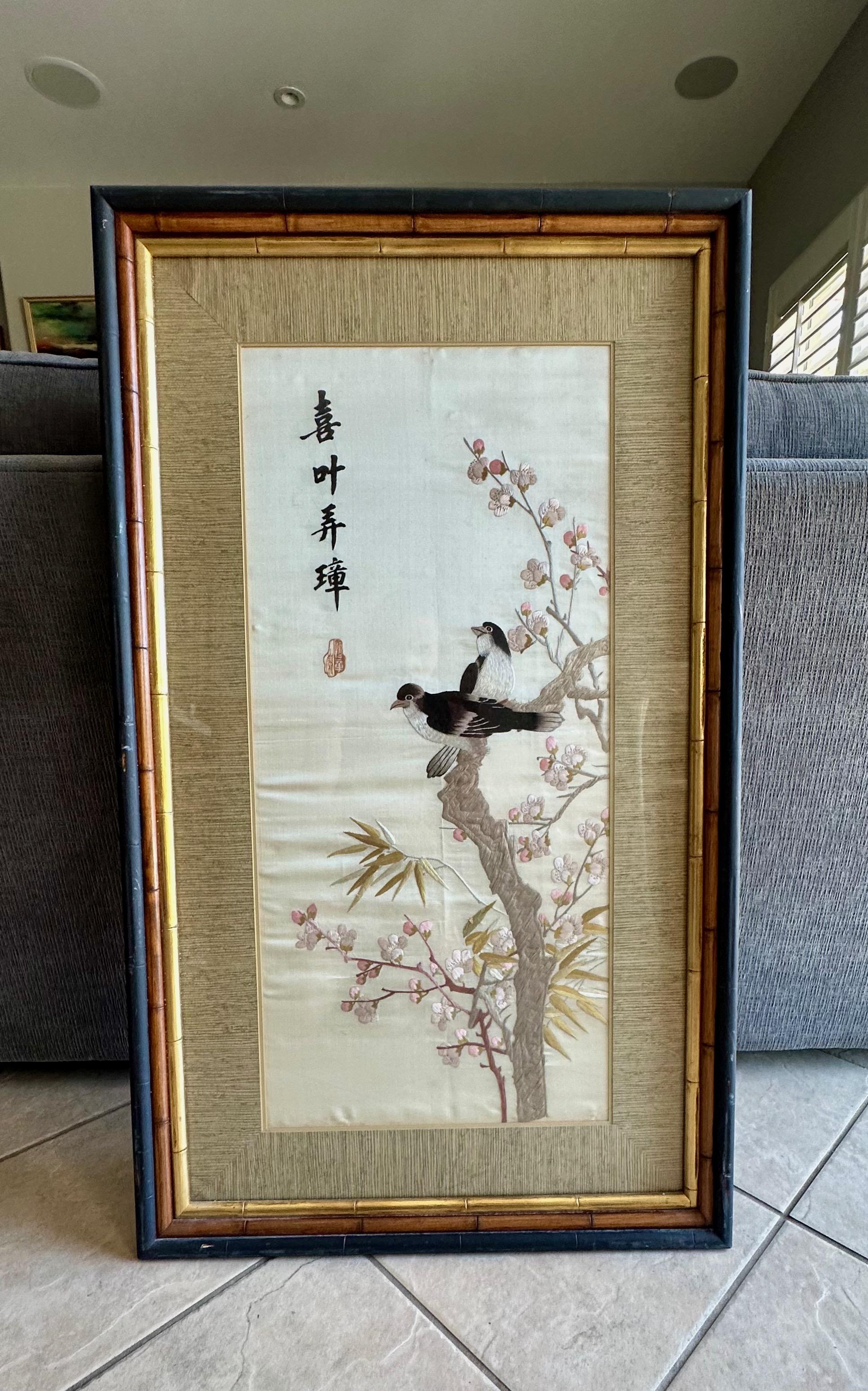 Pintura china antigua firmada con marco de seda bordada en venta 6