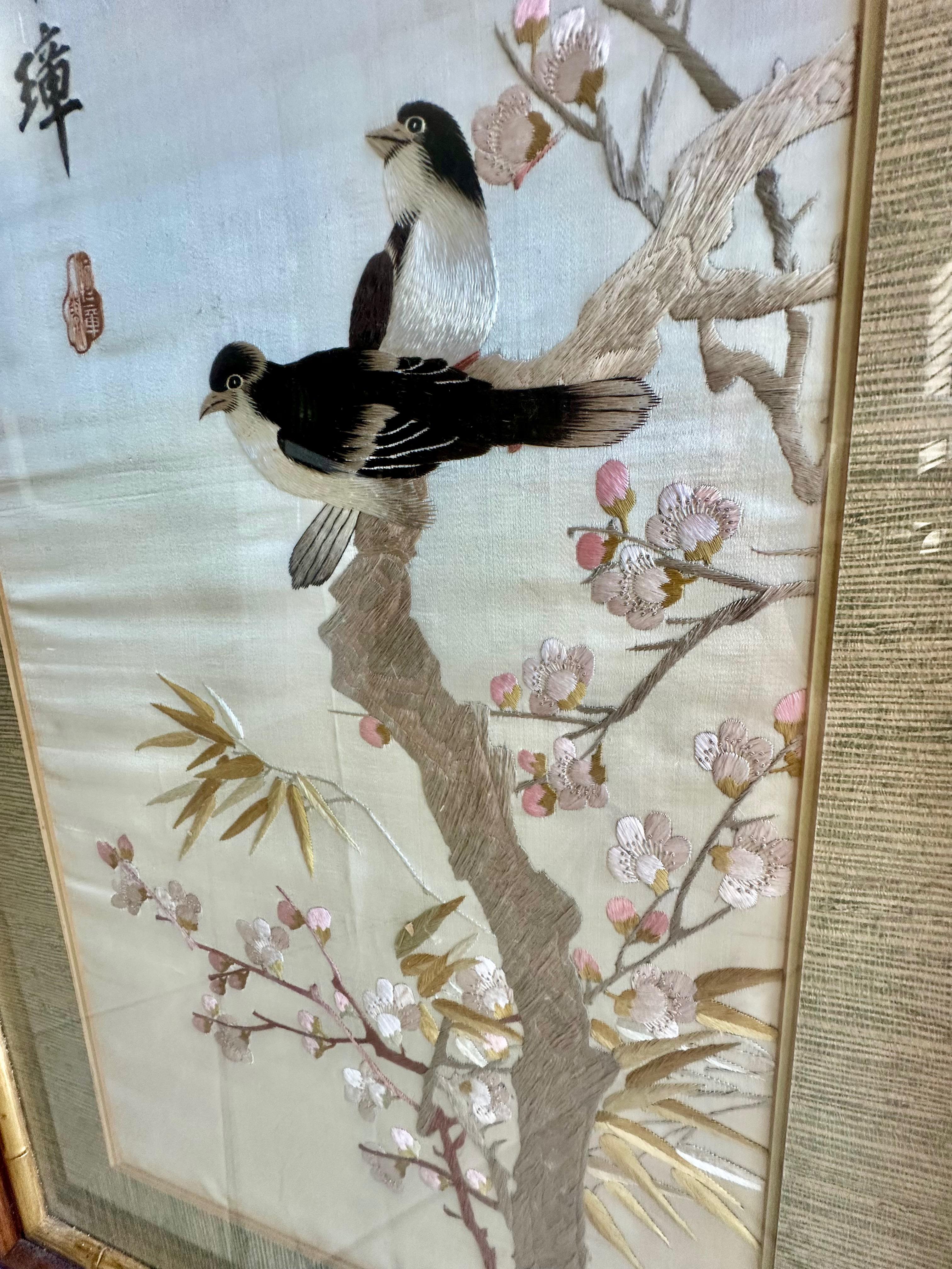 Pintura china antigua firmada con marco de seda bordada en venta 8