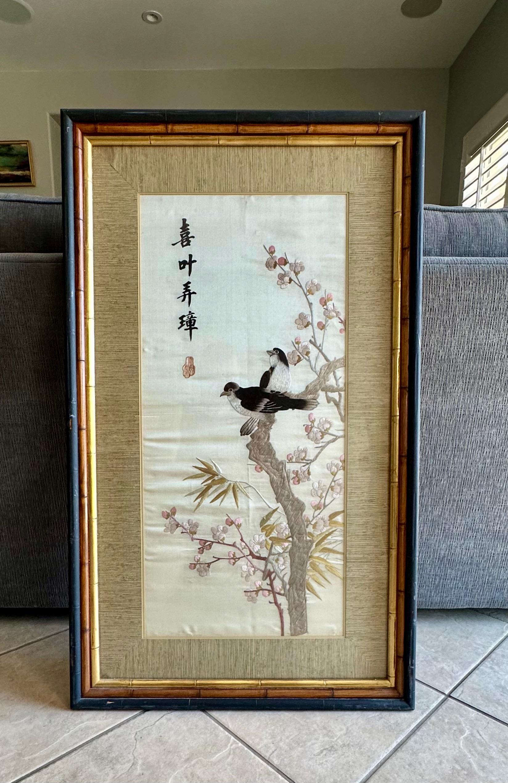 Pintura china antigua firmada con marco de seda bordada en venta 10