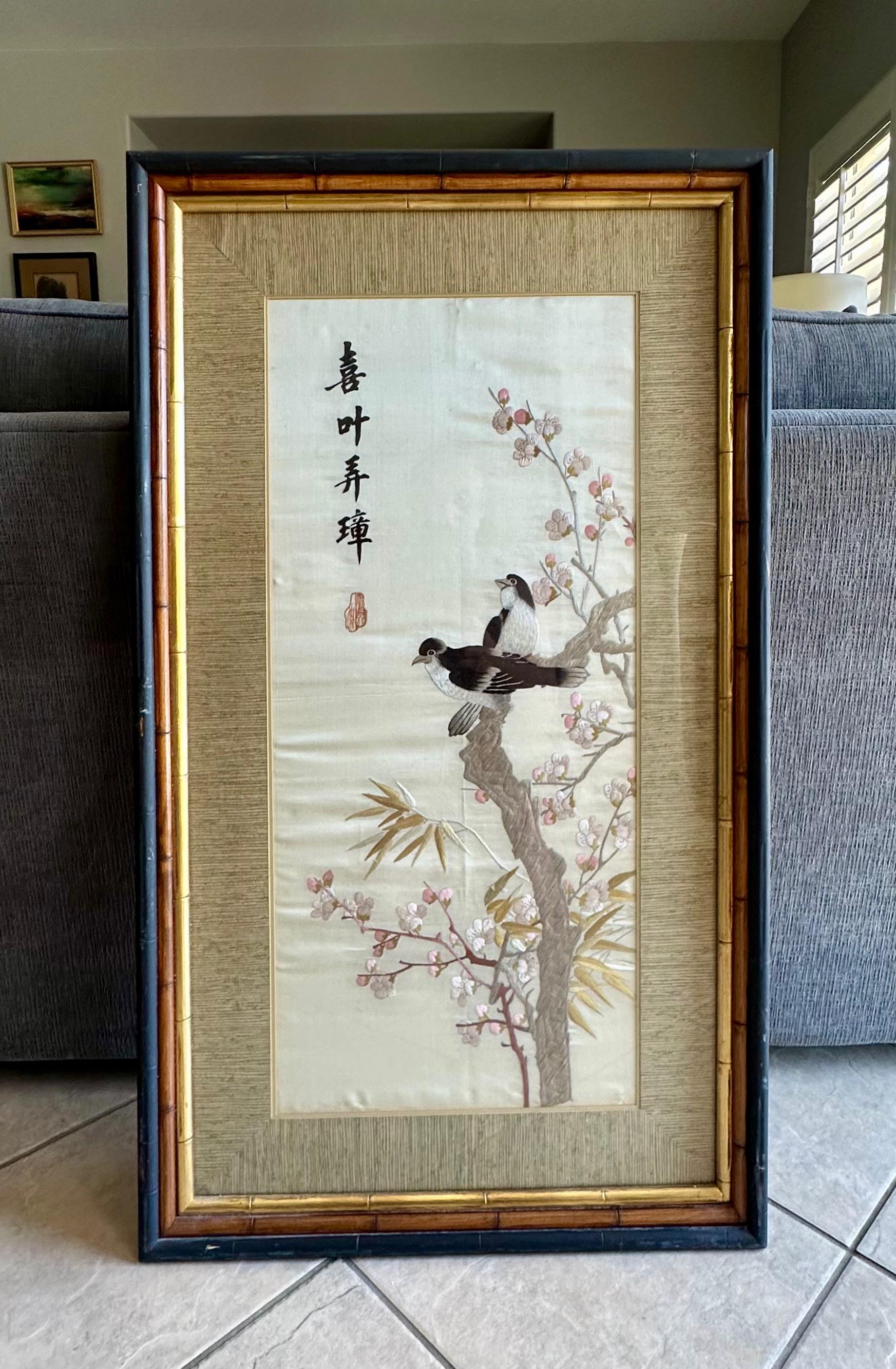 Pintura china antigua firmada con marco de seda bordada en venta 2