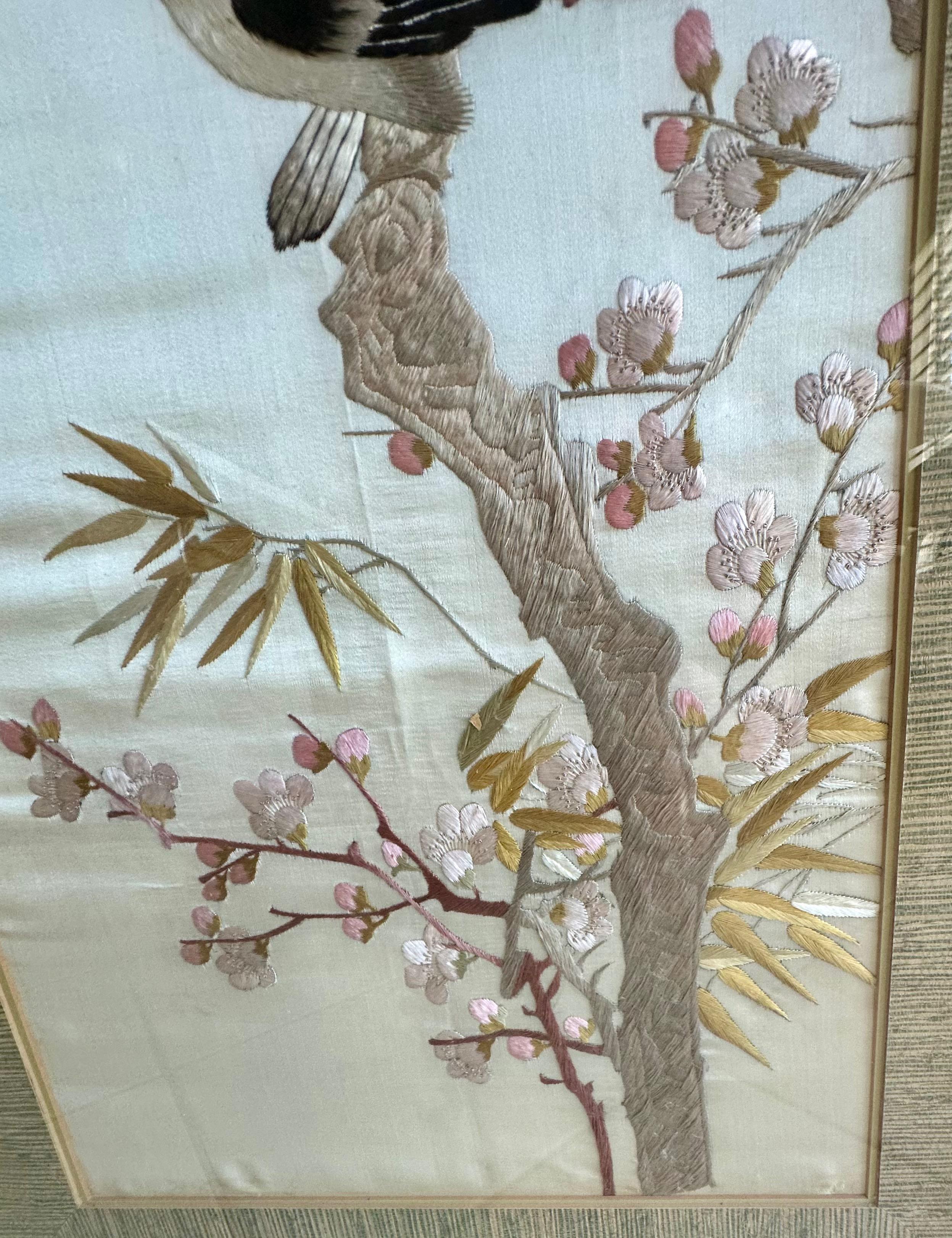 Pintura china antigua firmada con marco de seda bordada en venta 3
