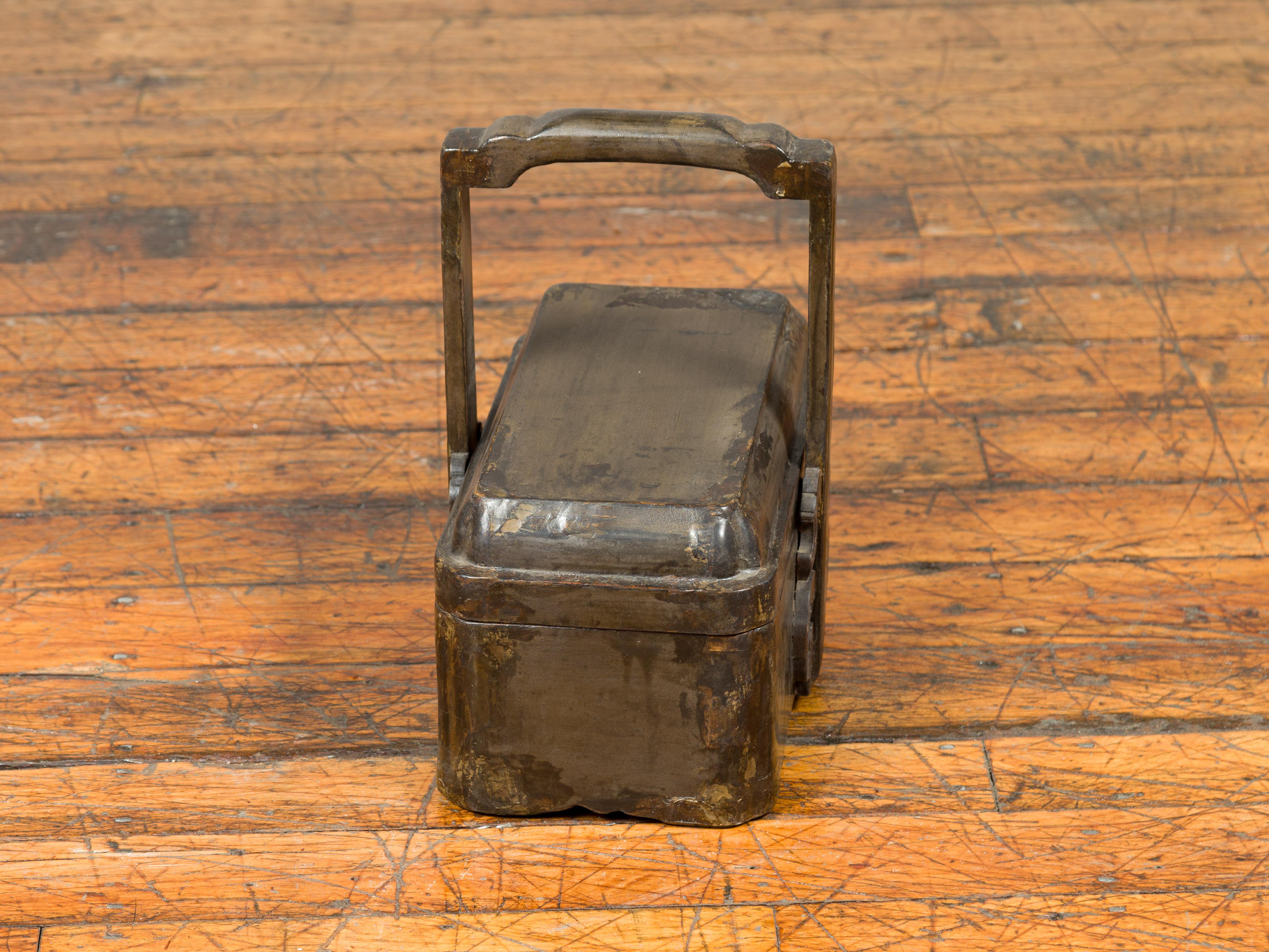 Chinesischer antiker silberfarbener Korb mit Deckel:: Voluten und abgenutzter Oberfläche im Angebot 2